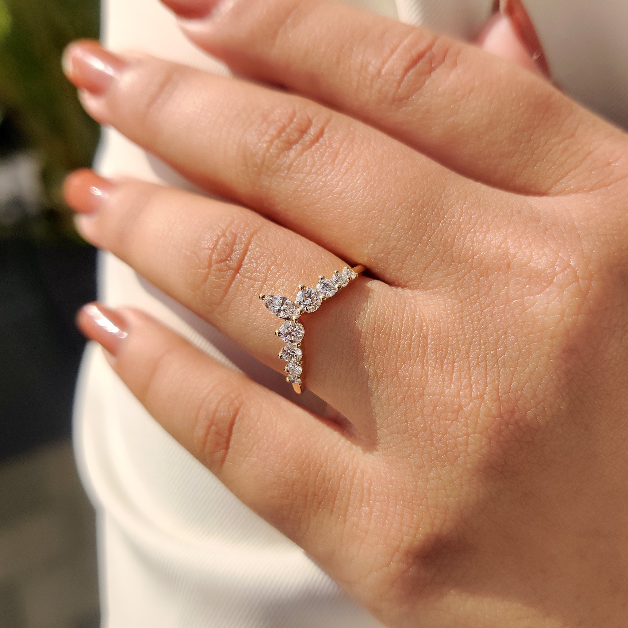 Seven Stone Curved Wedding Band Imagen secundaria del producto