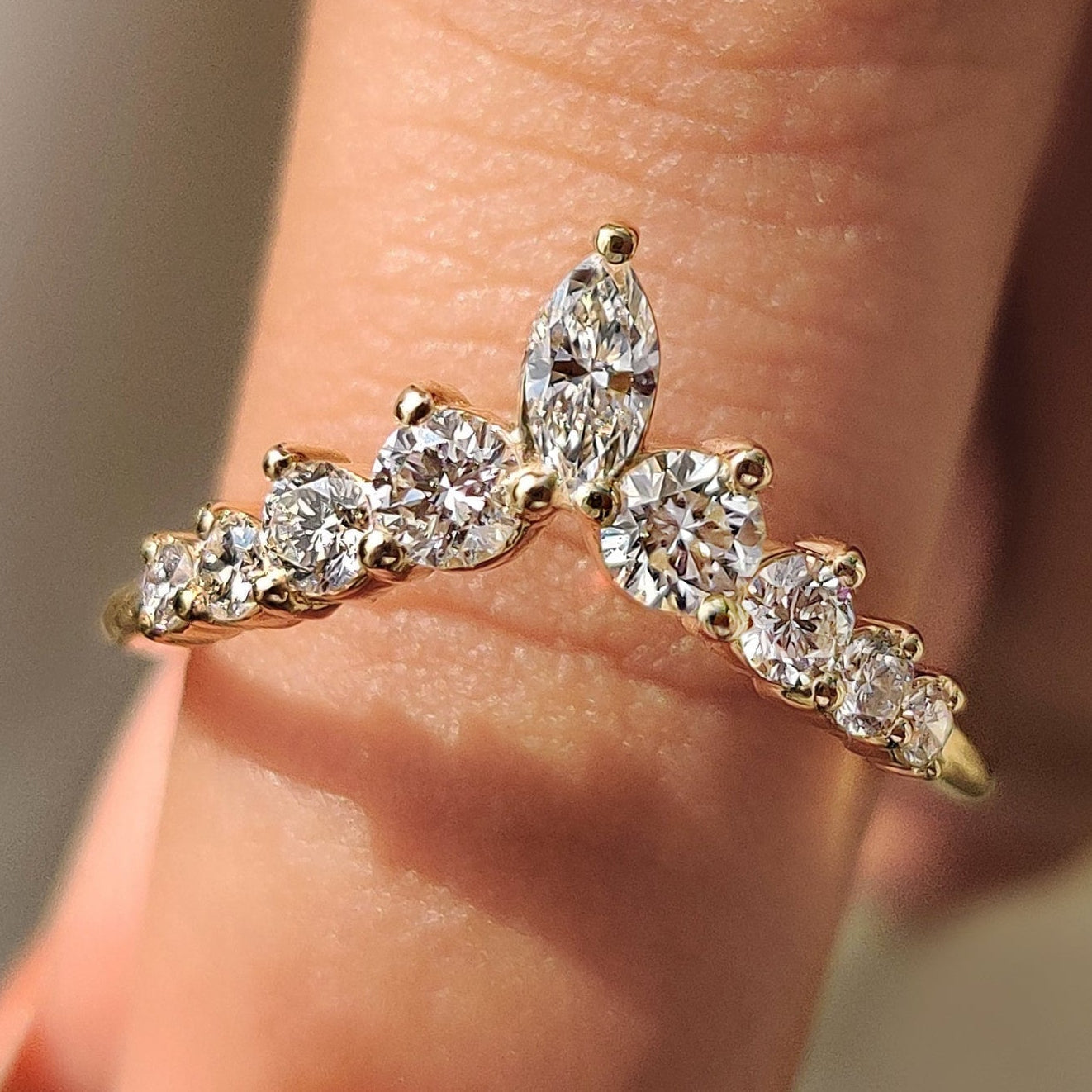 Seven Stone Curved Wedding Band Imagen principal del producto