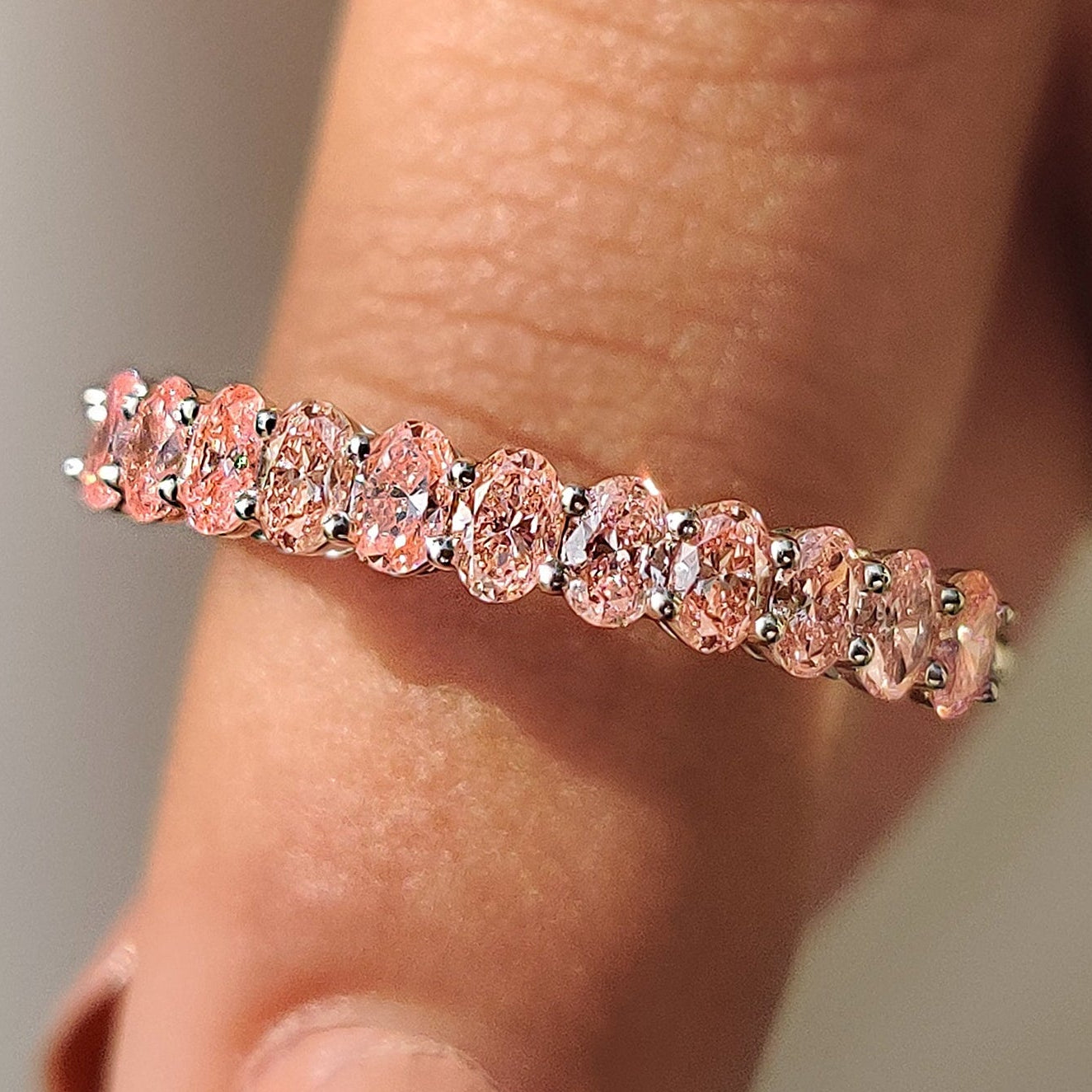 Oval Cut Pink Diamond Wedding Band In Half Eternity Style Image principale du produit