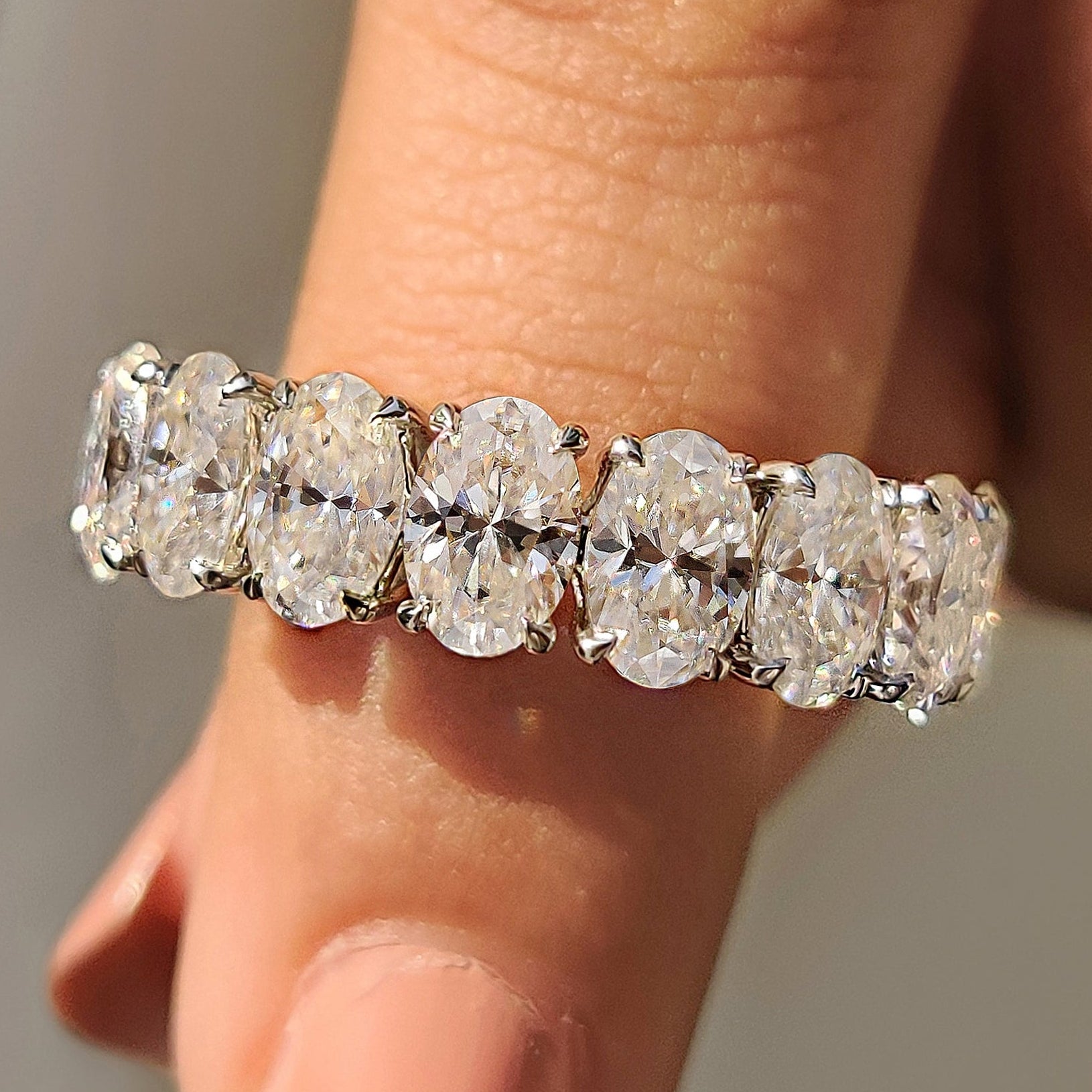 Oval Moissanite Wedding Band In Half Eternity Design Image principale du produit