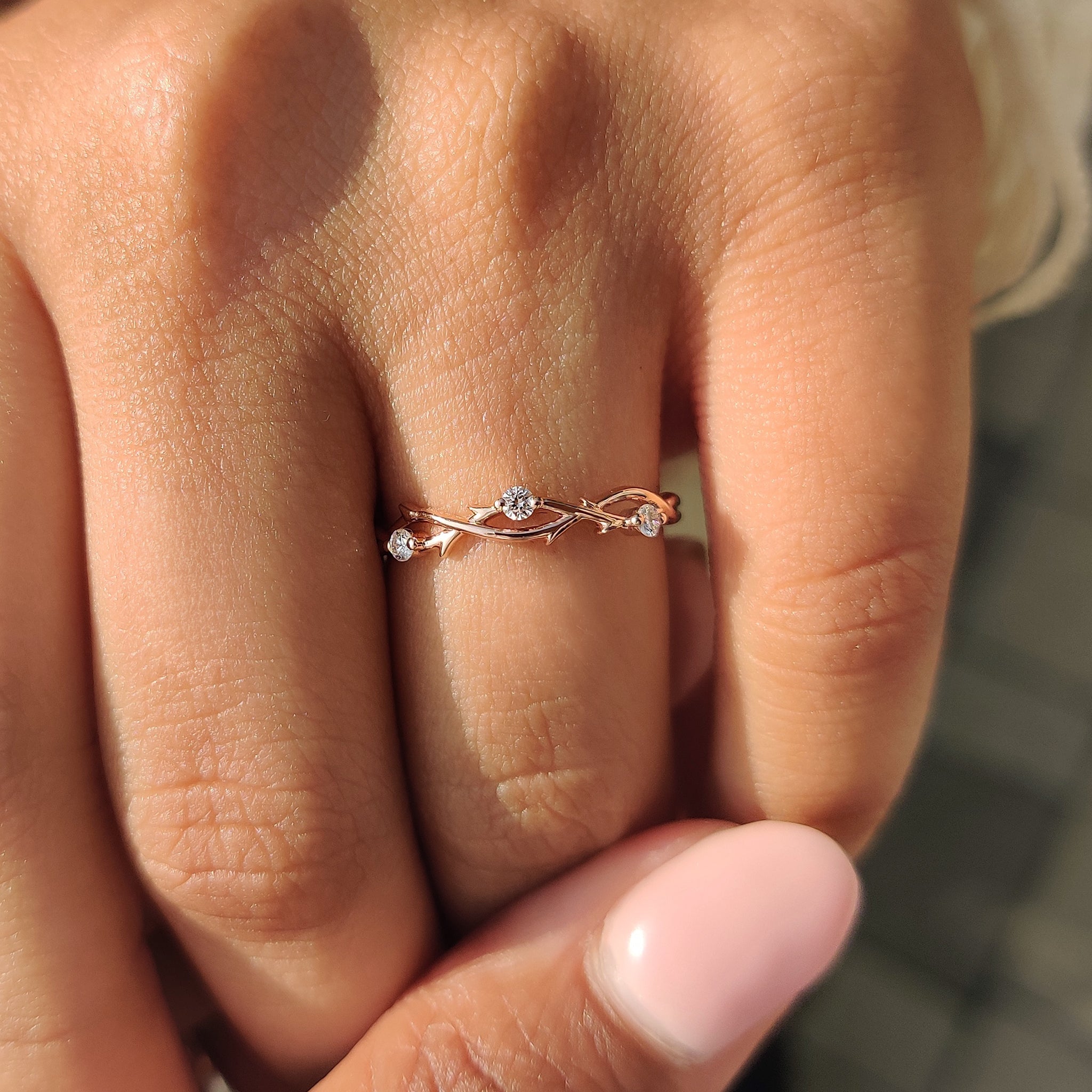 Round Cut Diamond Nature Inspired Wedding Band Image secondaire du produit