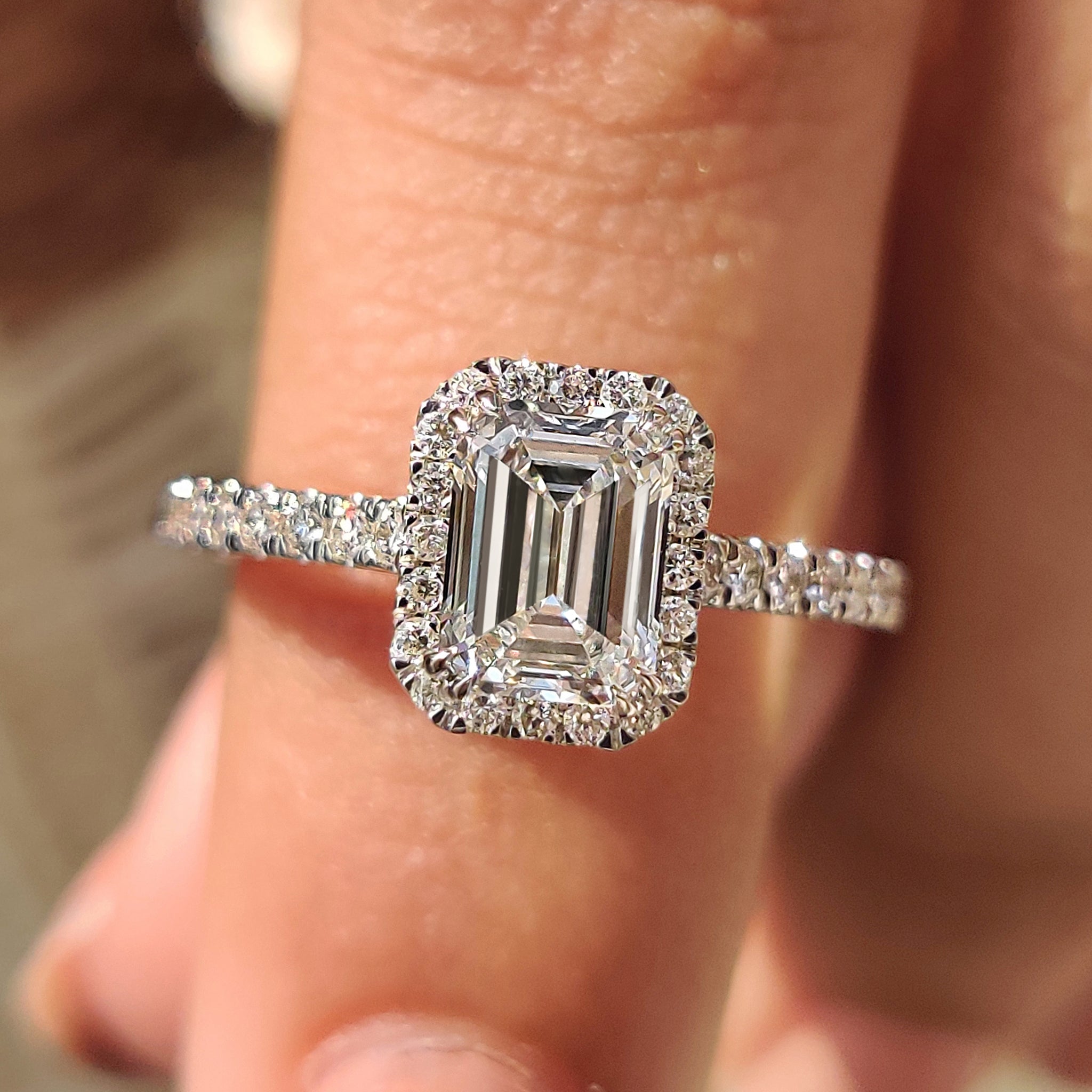 Emerald Engagement Ring in Dazzling Beauty Secondary image