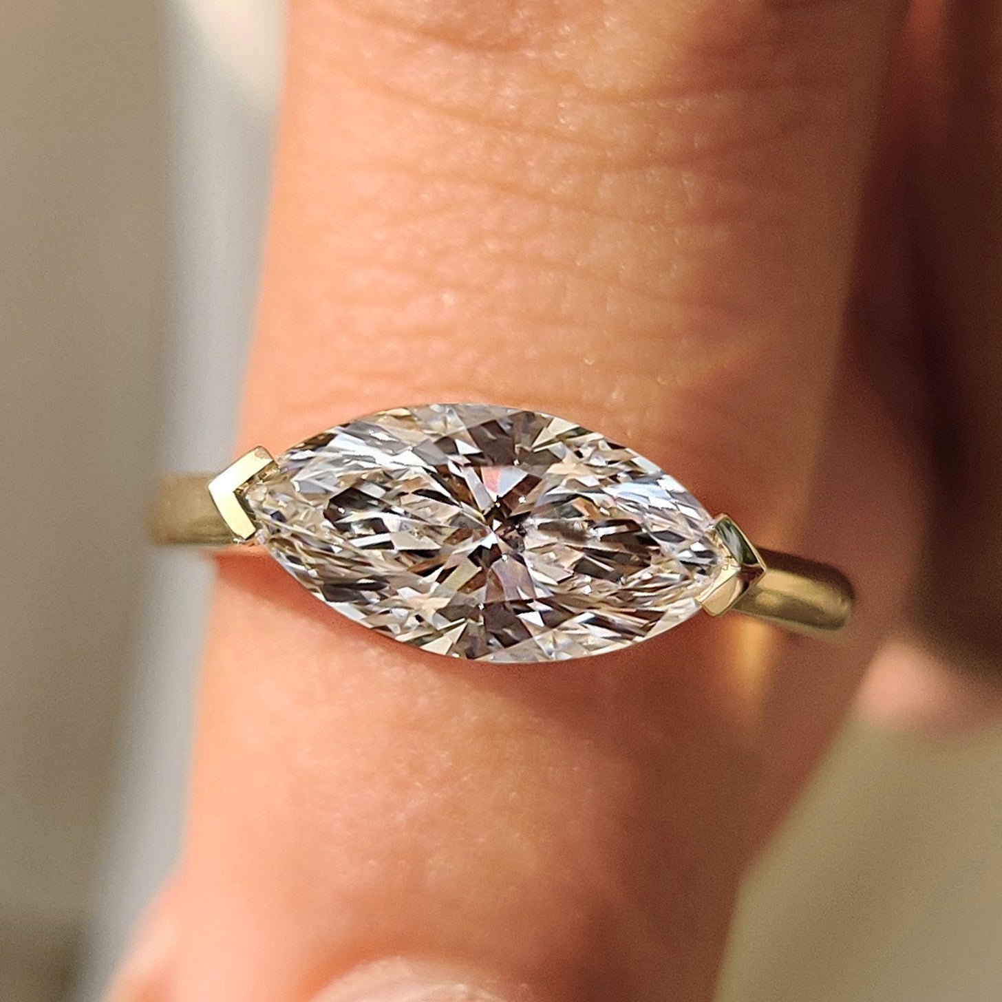 East To West Marquise Ring In Solitaire Style Immagine principale del prodotto