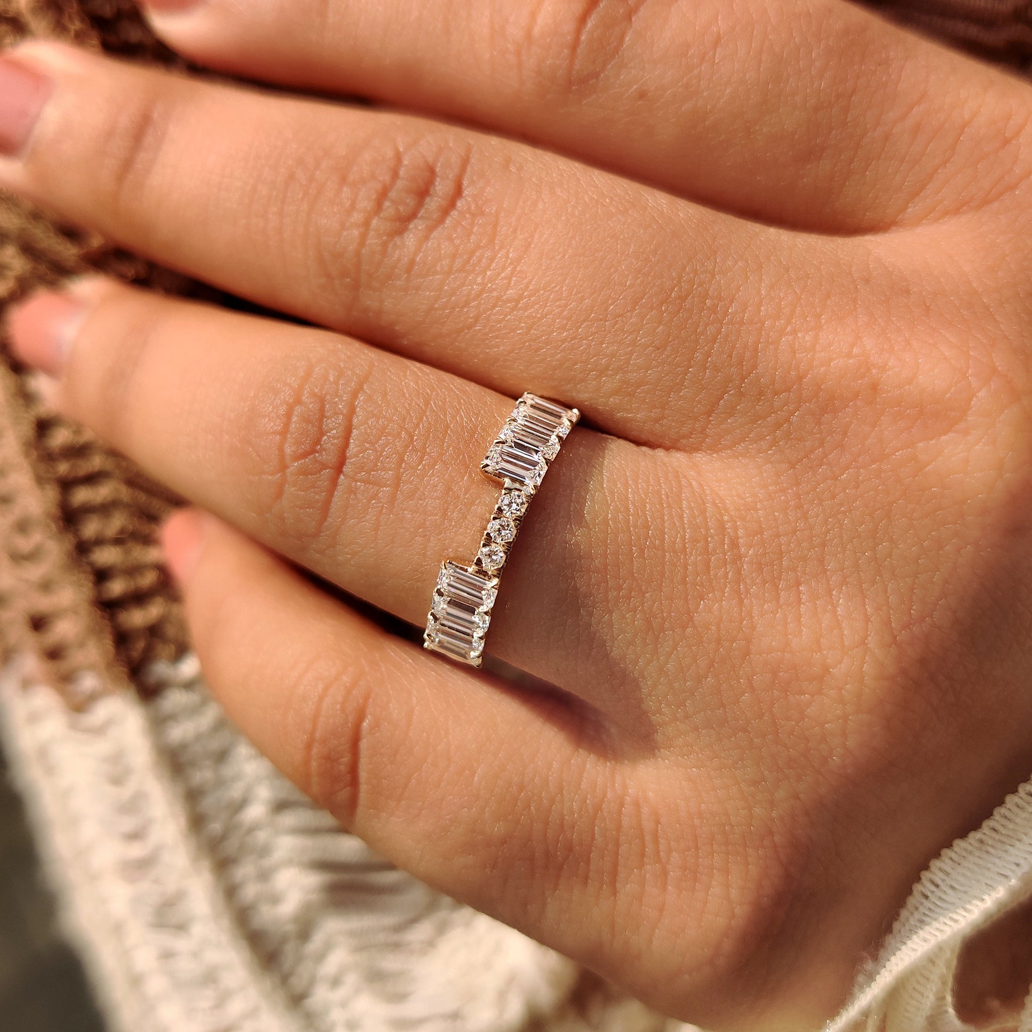 Half Eternity Emerald and Round Diamond Stackable Wedding Band Imagen secundaria del producto