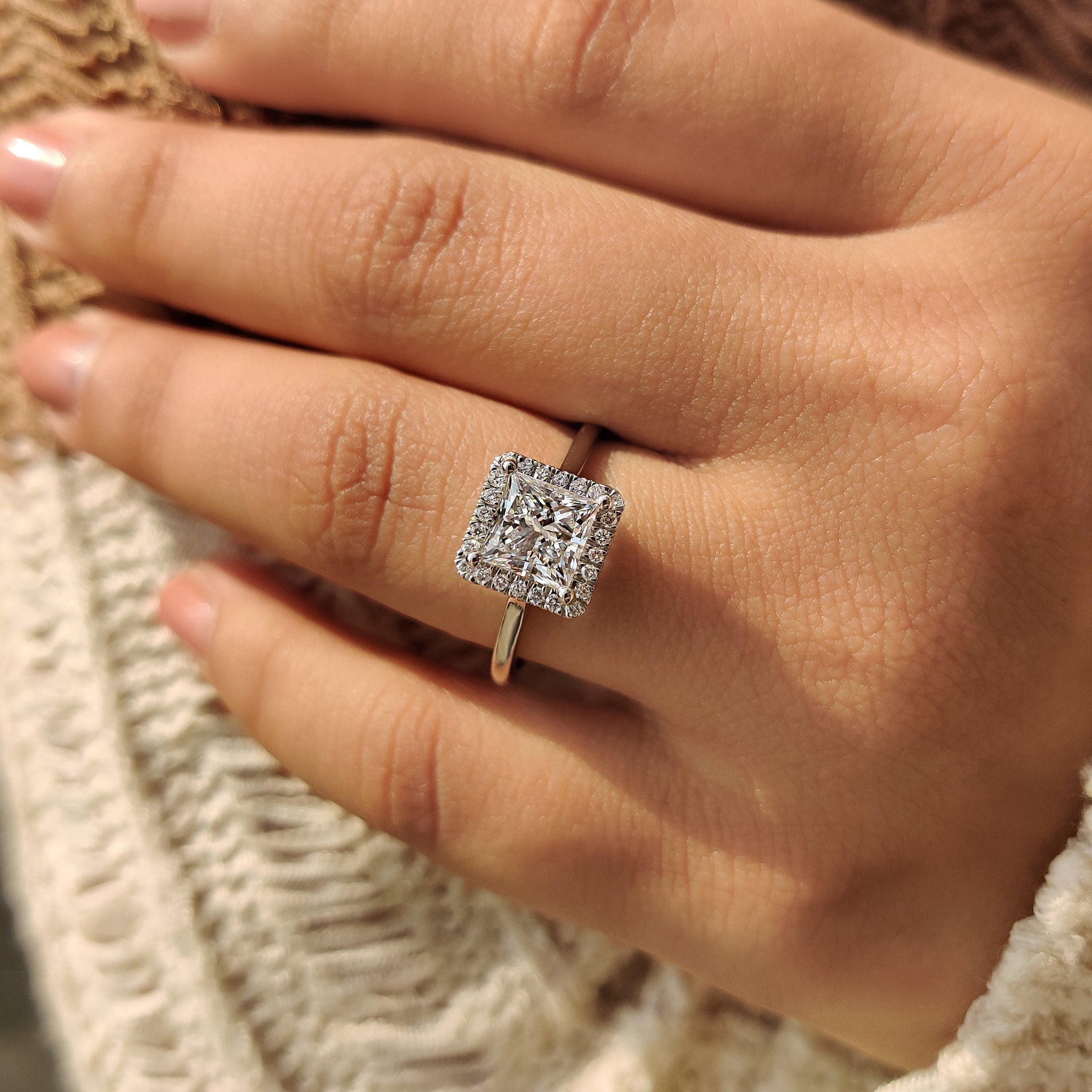 Halo Diamond Engagement Ring with Prong Setting Sparkle Immagine secondaria del prodotto