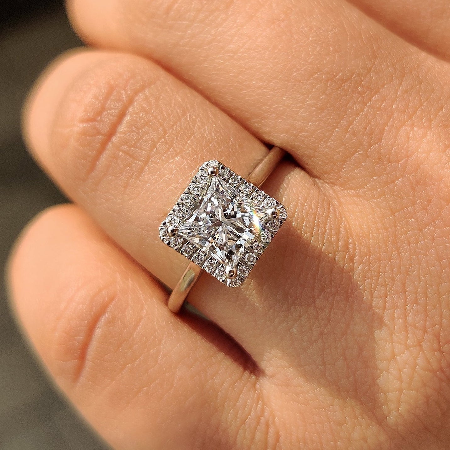 Halo Diamond Engagement Ring with Prong Setting Sparkle Immagine principale del prodotto