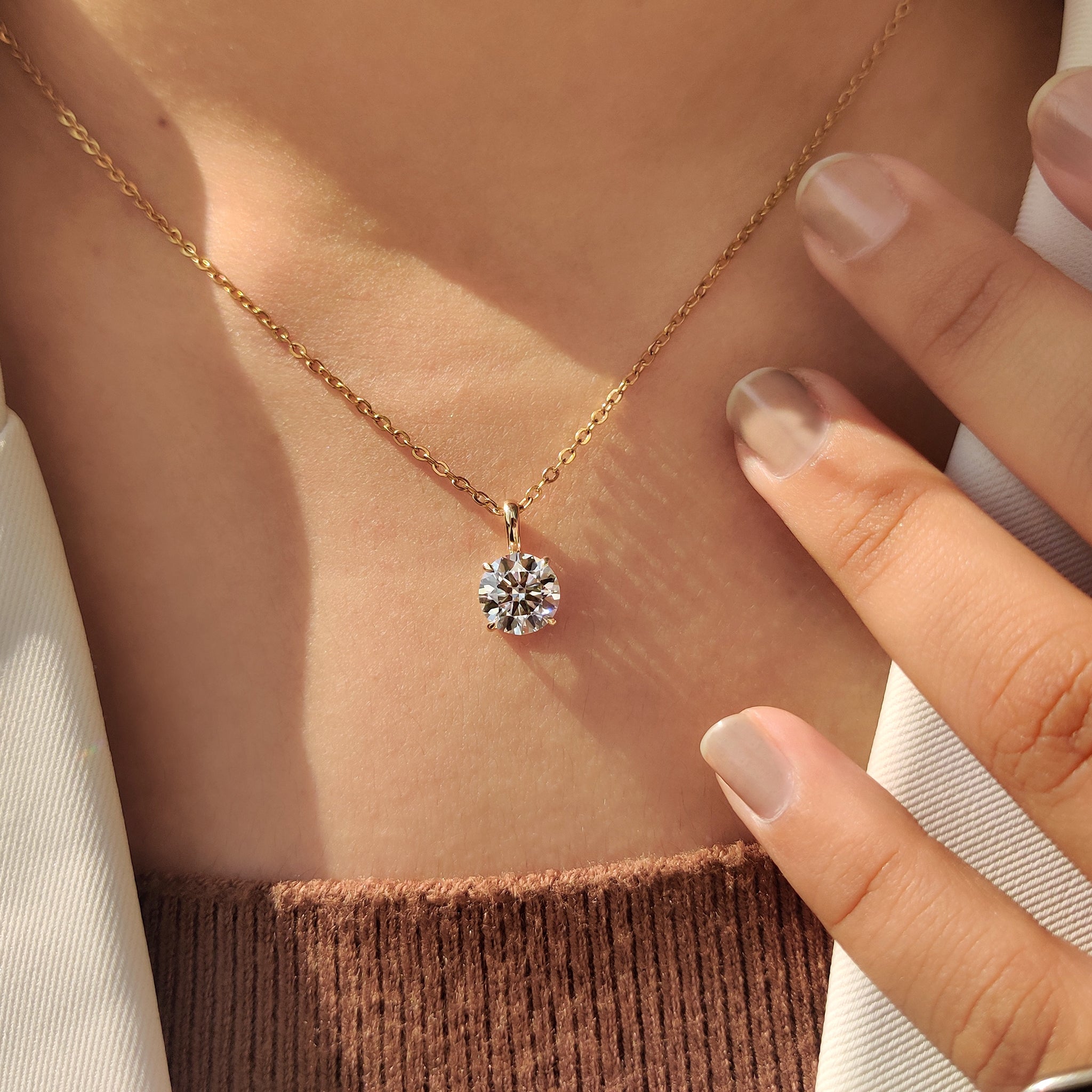 Round Diamond Pendant In Solitaire Setting Immagine secondaria del prodotto