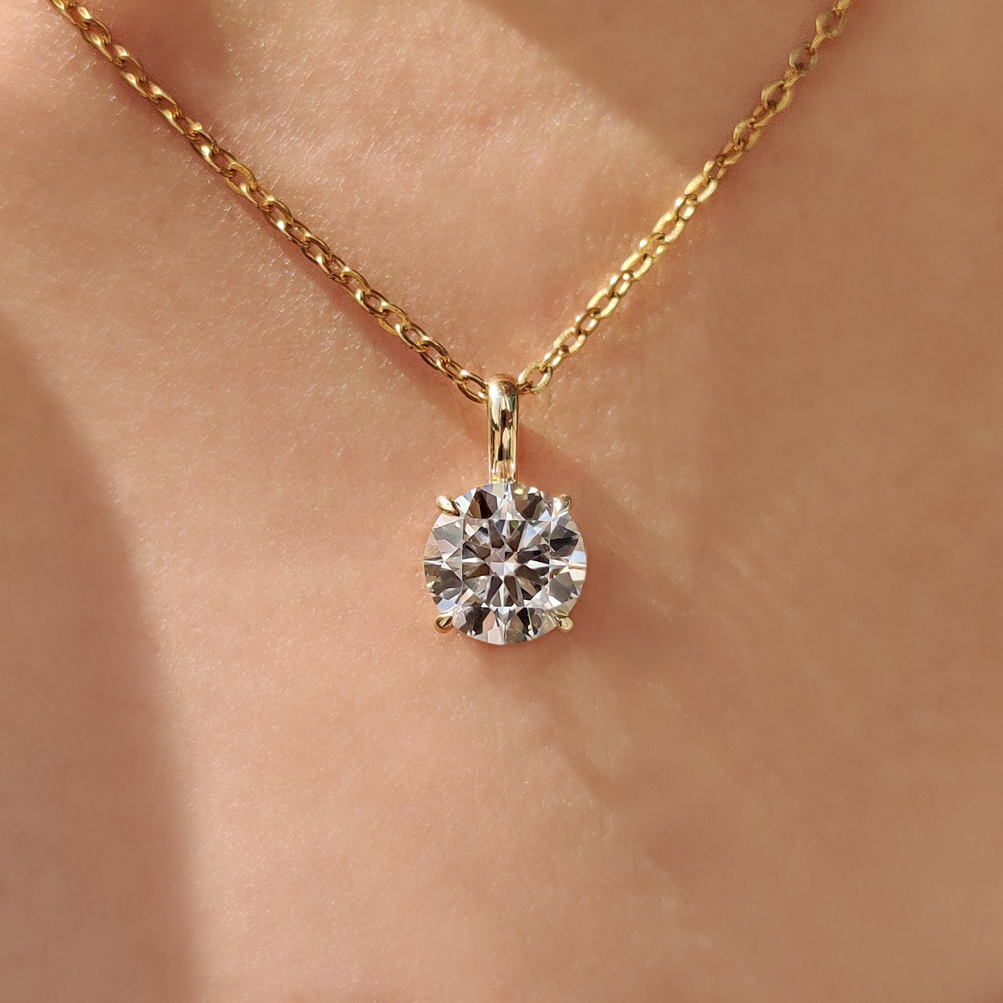 Round Diamond Pendant In Solitaire Setting Immagine principale del prodotto