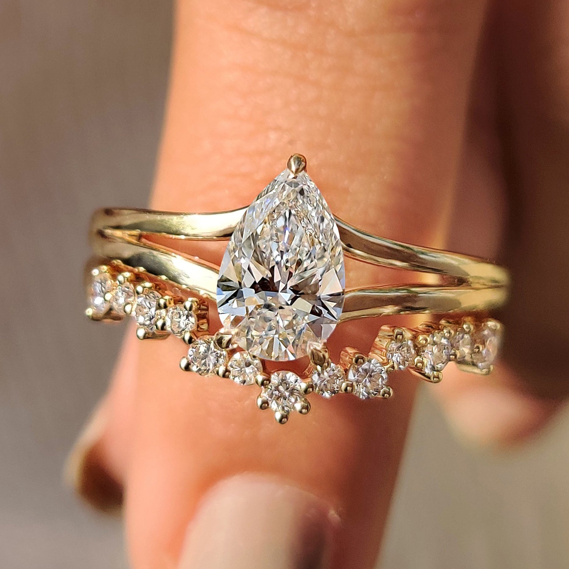 Hidden Halo Pear Shaped Ring with Curved Band Image principale du produit