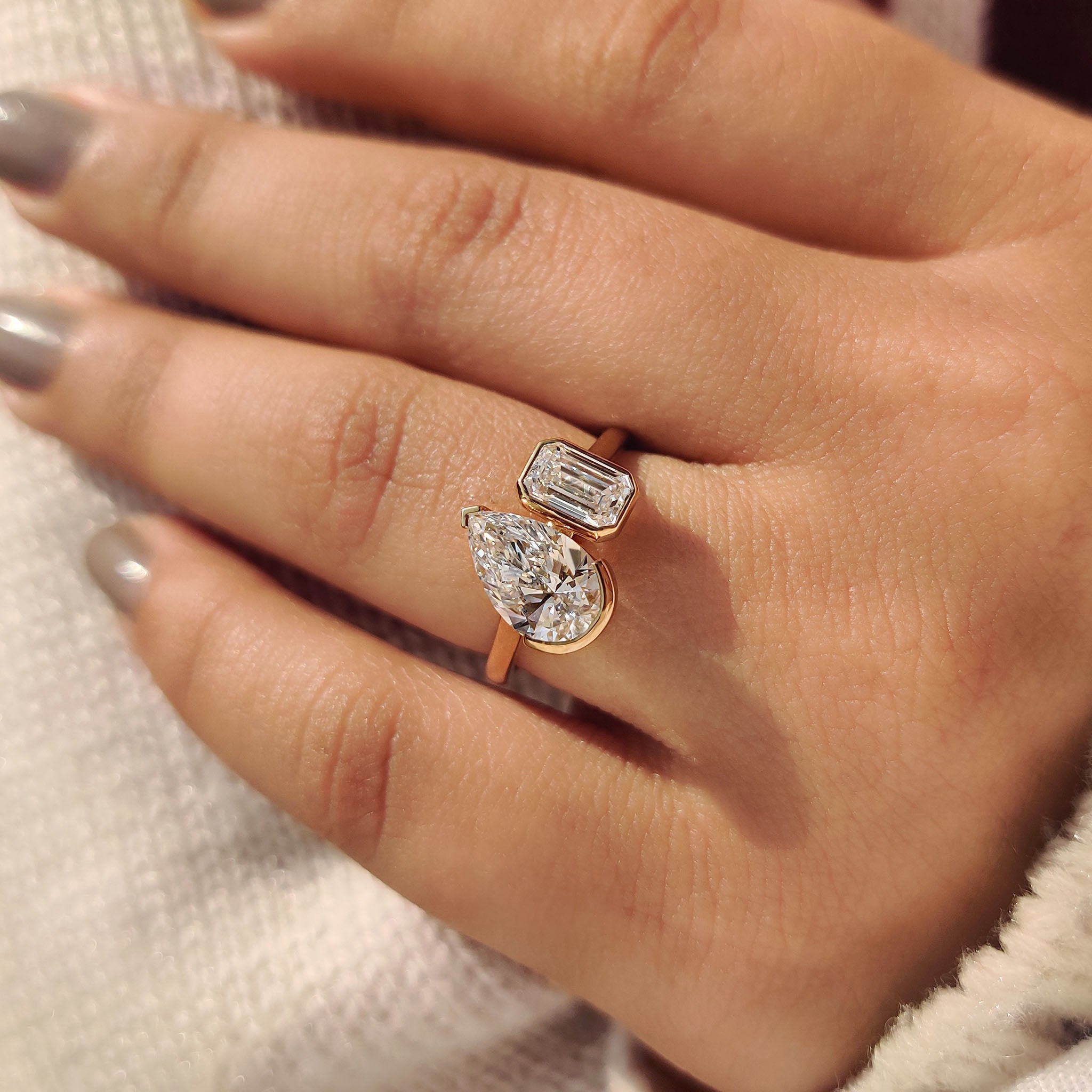 Emerald and Pear Cut Diamond Bezel Set Engagement Ring Immagine secondaria del prodotto