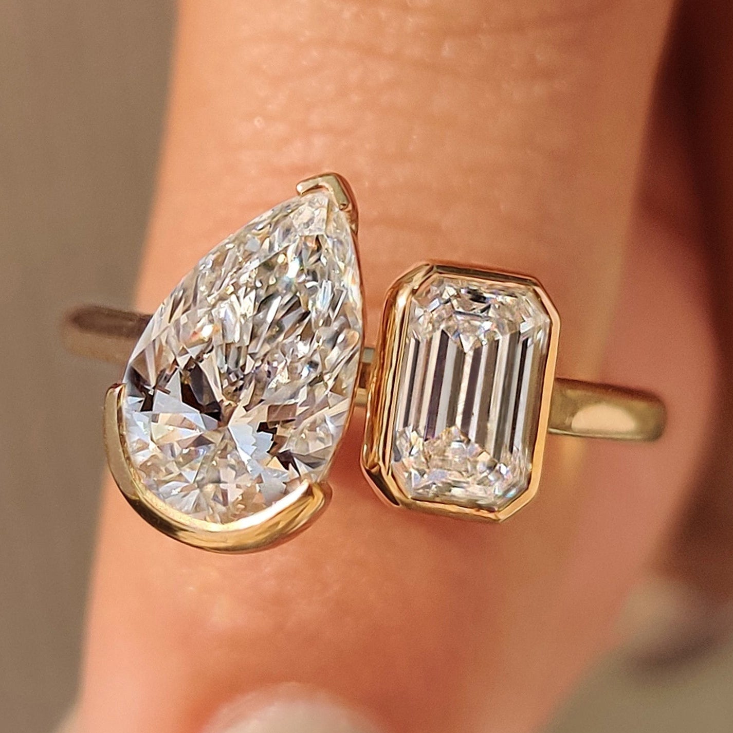 Emerald and Pear Cut Diamond Bezel Set Engagement Ring Immagine principale del prodotto