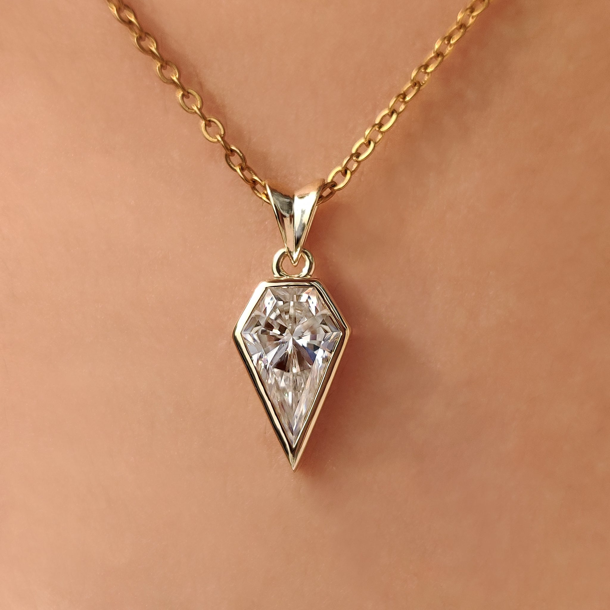 Spear Cut Moissanite Solitaire Pendant Image principale du produit