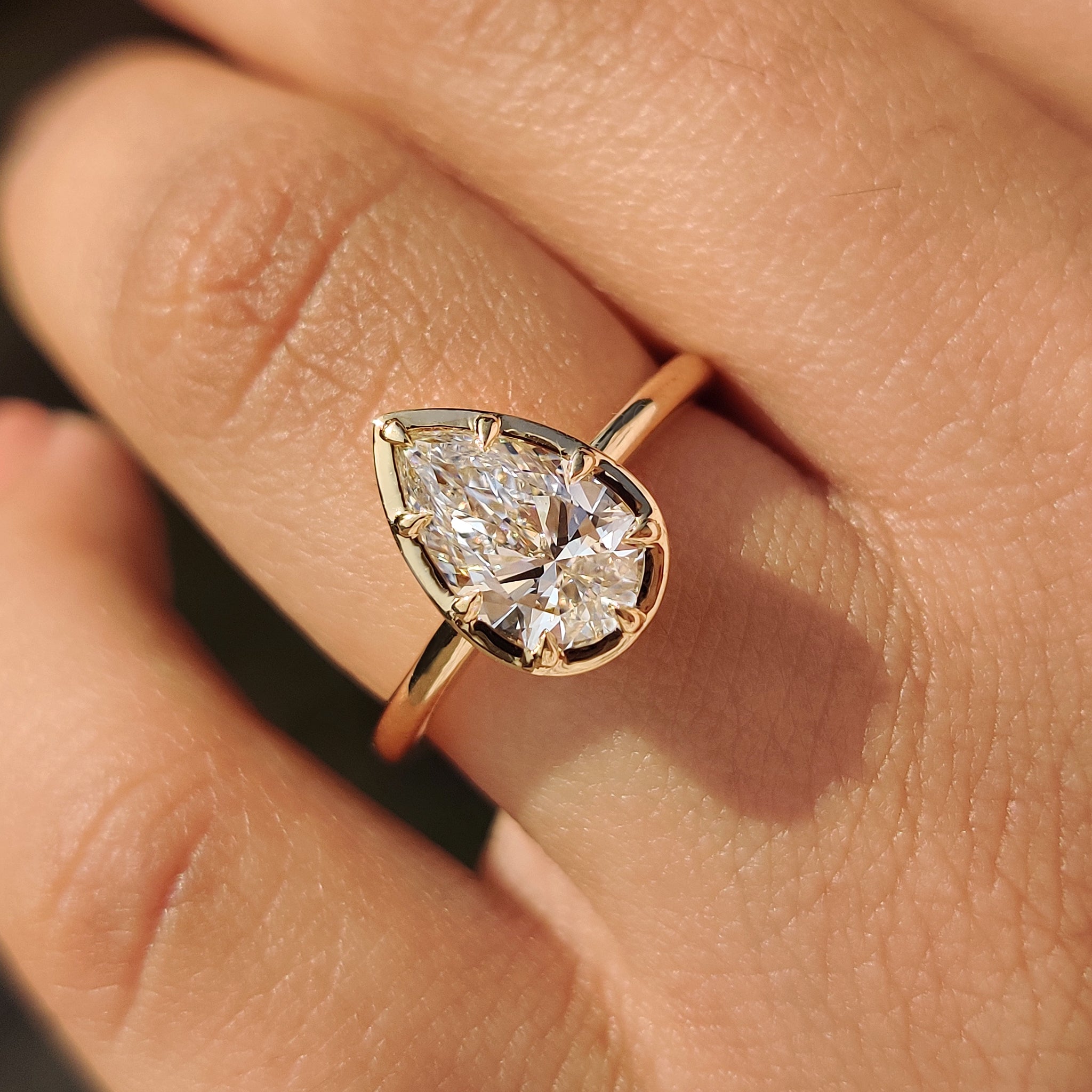 Pear Cut Diamond Ring in Bezel Type Prong Setting Image secondaire du produit