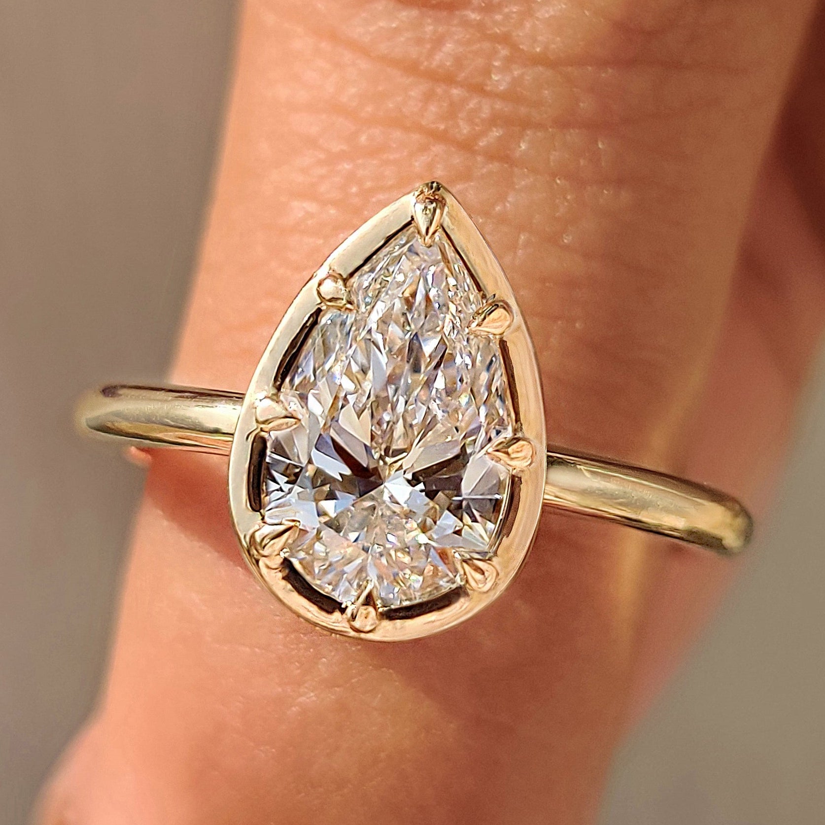 Pear Cut Diamond Ring in Bezel Type Prong Setting Image principale du produit