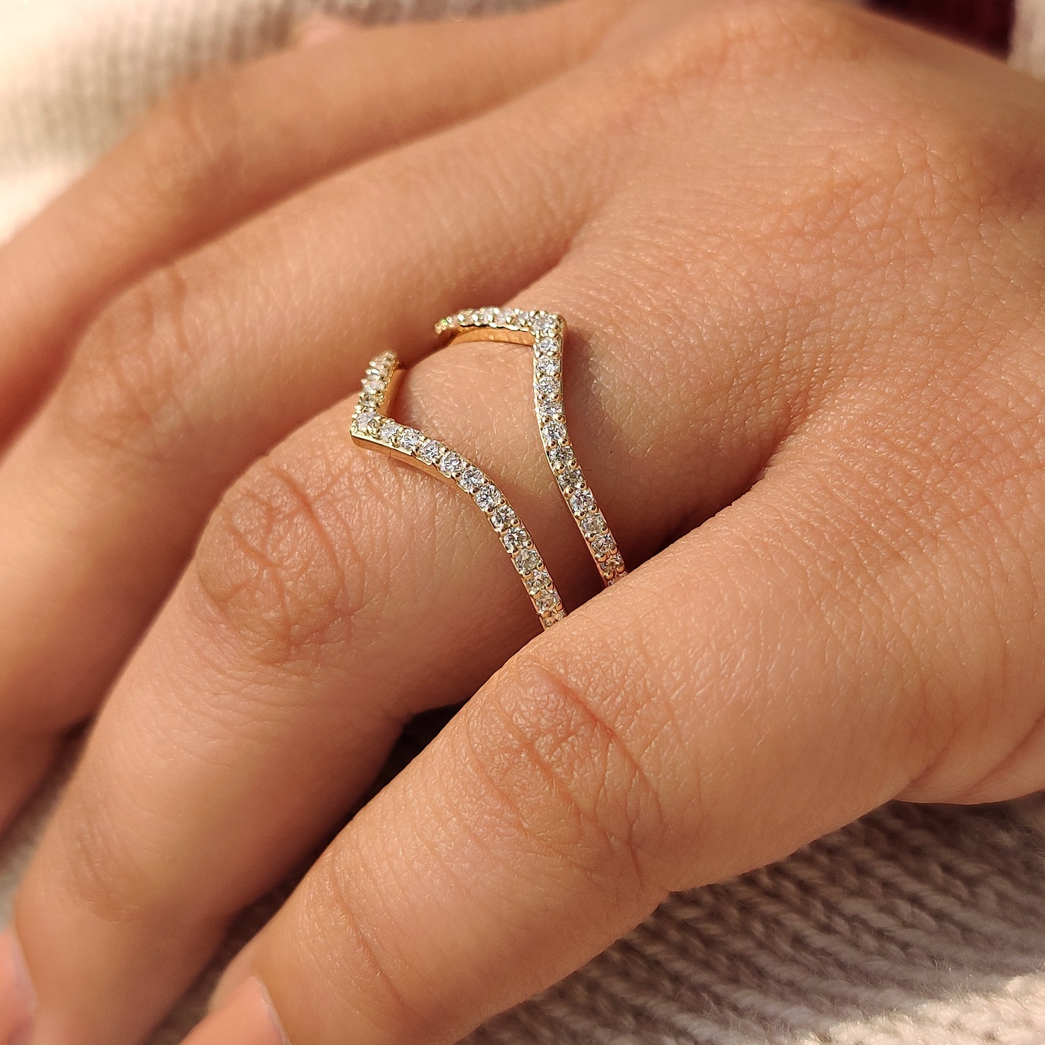 Round Diamond Enhancer V Shaped Wedding Band Image secondaire du produit