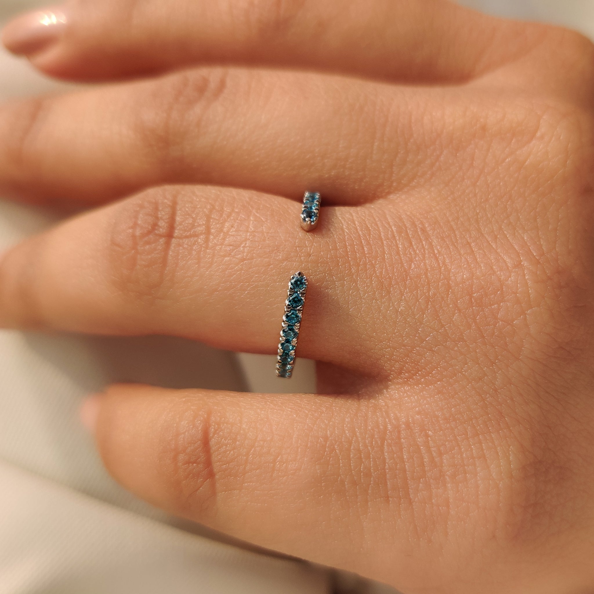 Open Gap Round Cut Blue Diamond Wedding Band Zweitbild
