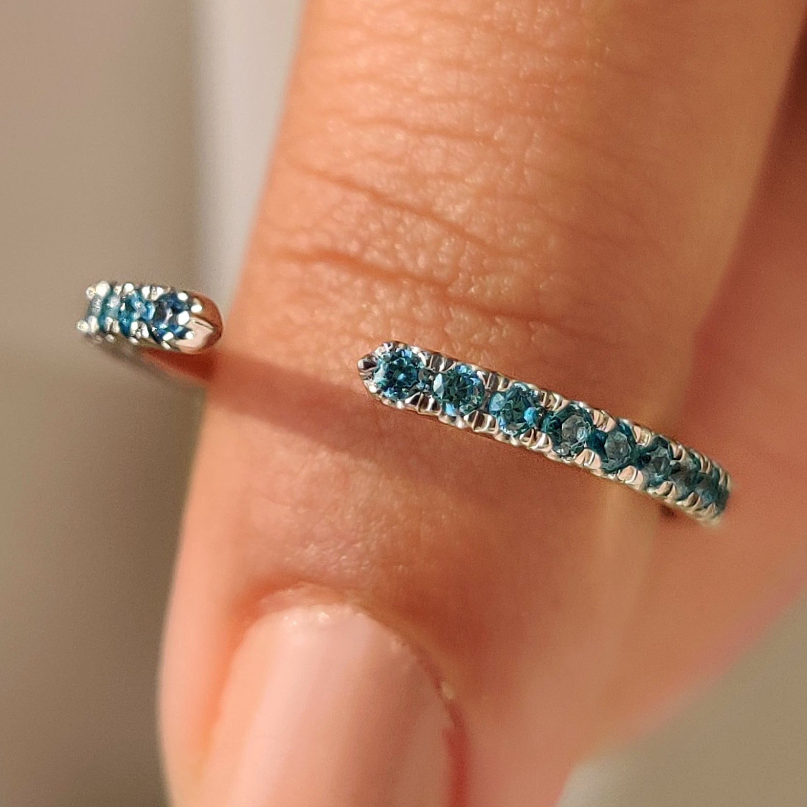 Open Gap Round Cut Blue Diamond Wedding Band Hauptbild