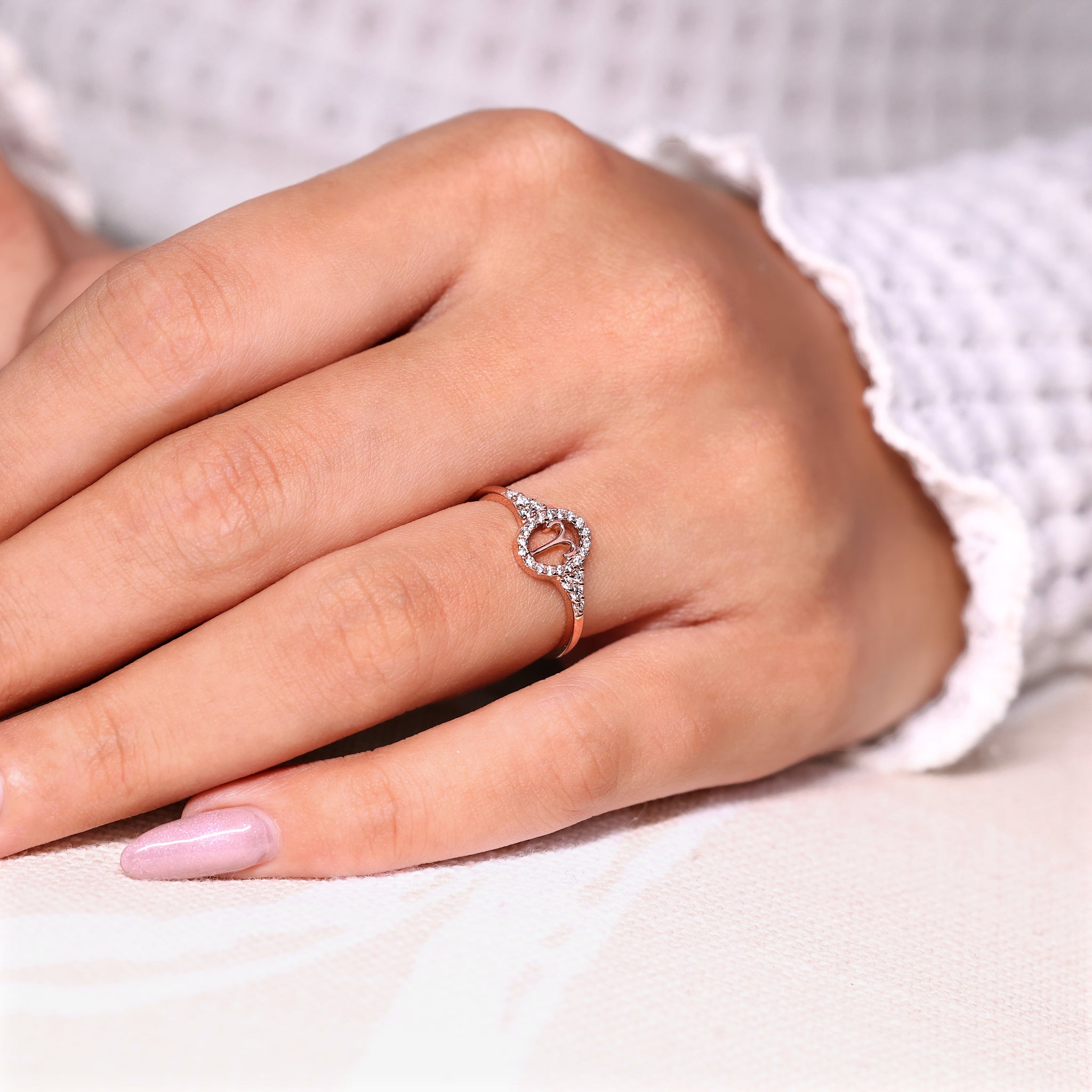 Aries Ring With Round Side Stone And Halo Style Image secondaire du produit
