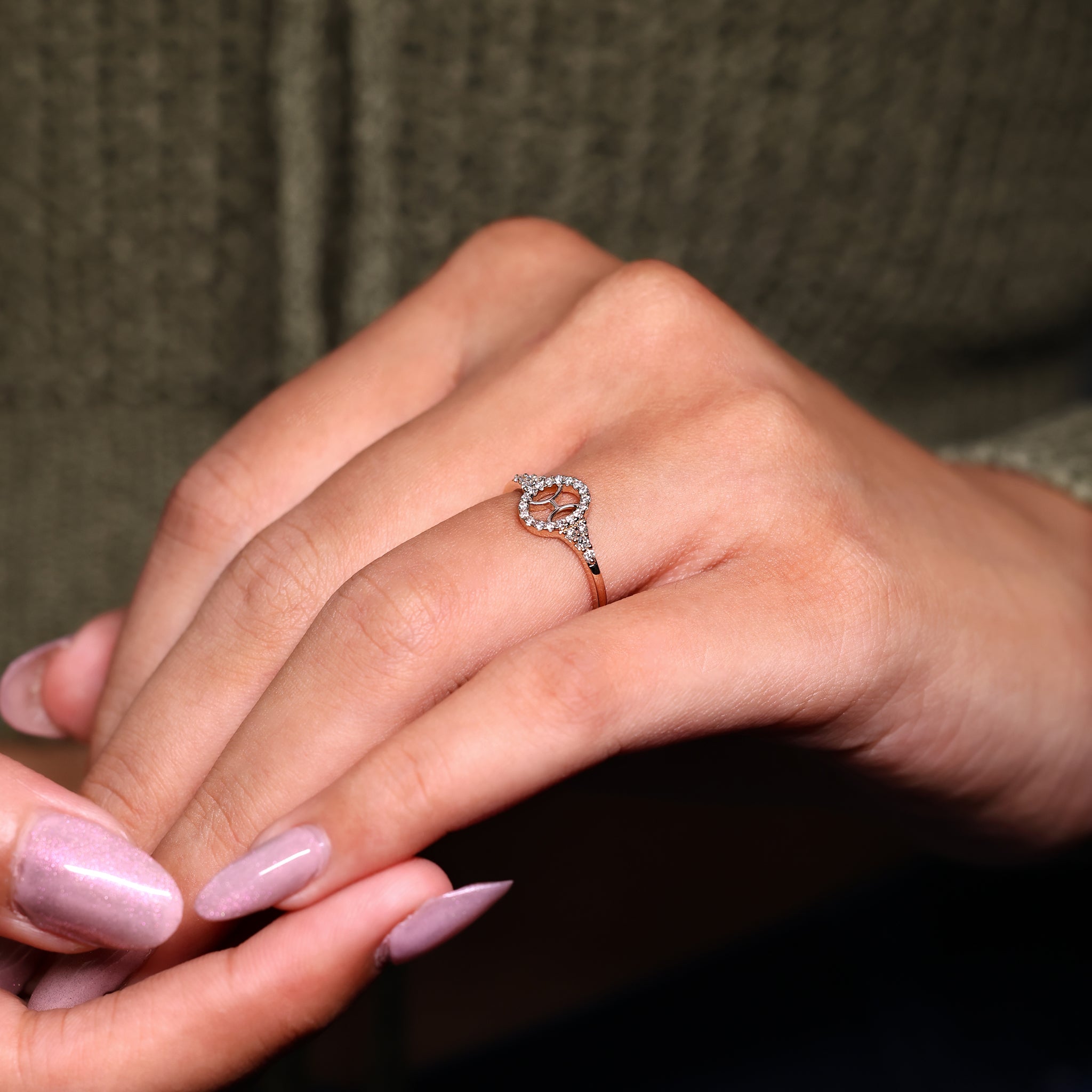 Yellow Gold Pisces Ring In Halo Style Image secondaire du produit