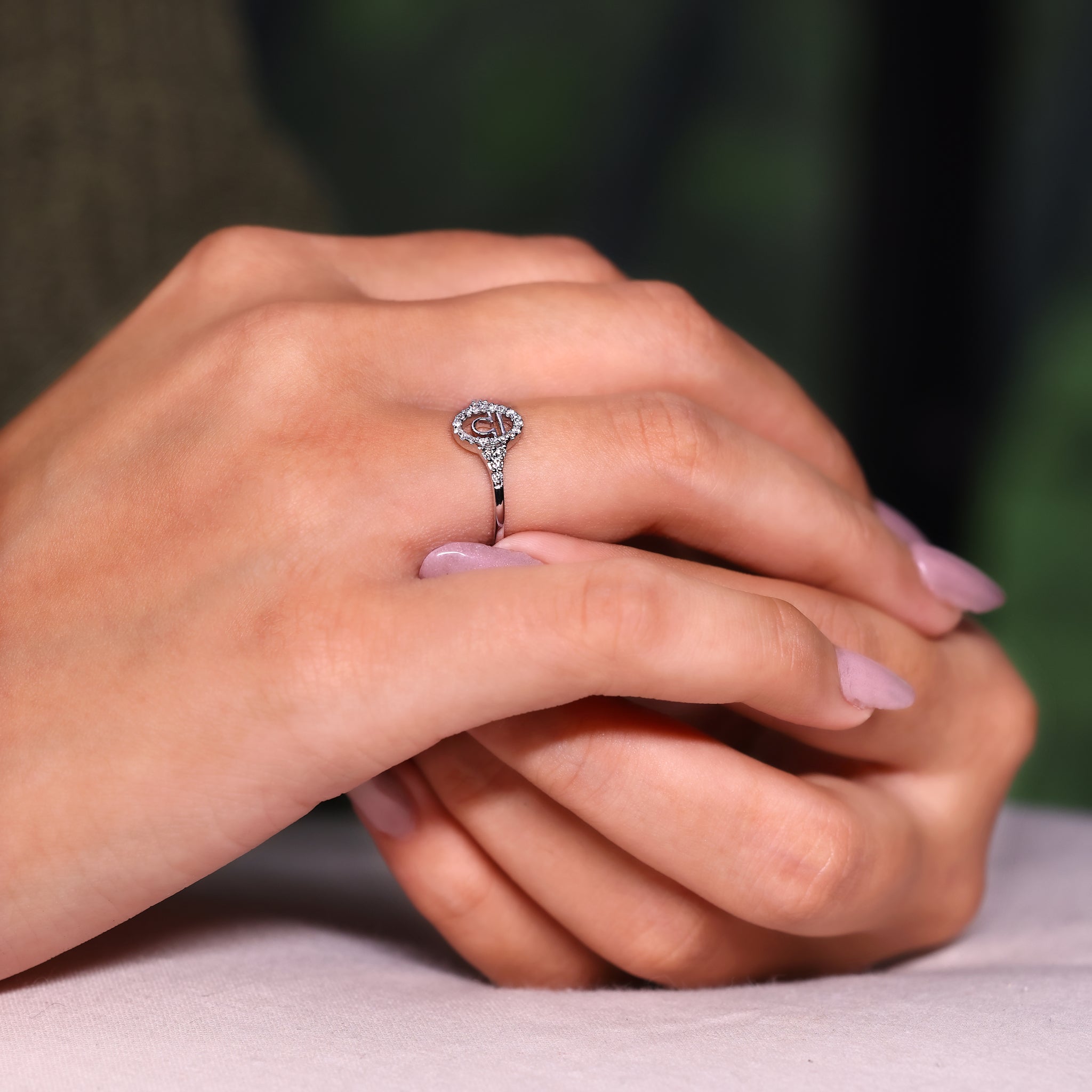 Libra Ring In Round Diamond Halo Style Image secondaire du produit