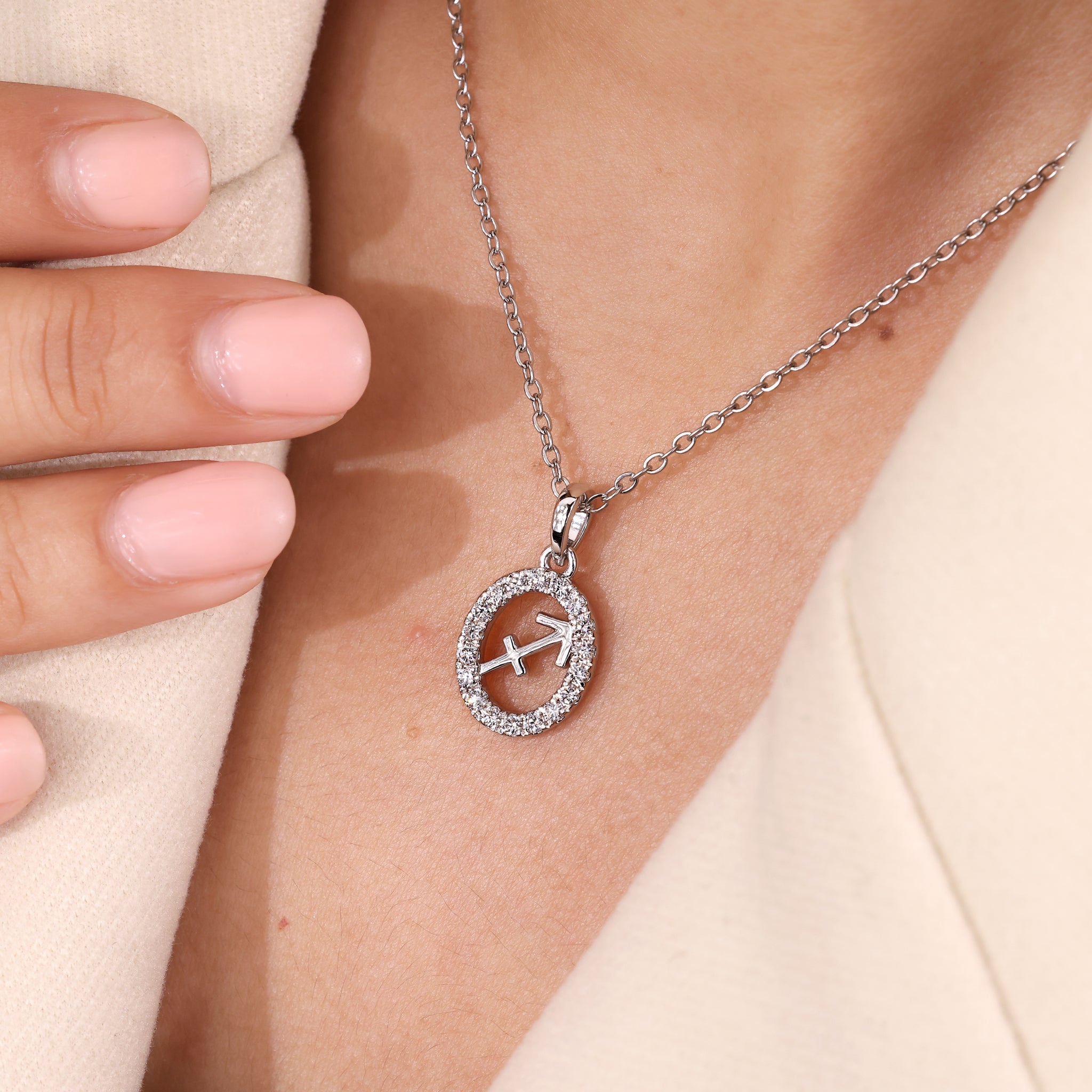White Gold Halo Sagittarius Pendant Image principale du produit