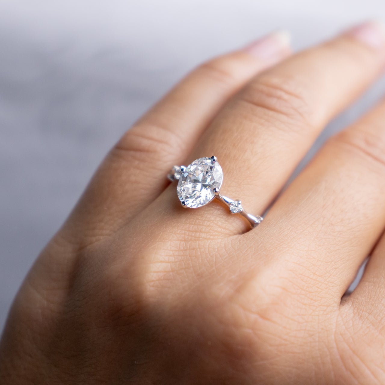 1.93 CT Oval Cut Moissanite Dainty Style Engagement Ring Immagine secondaria del prodotto