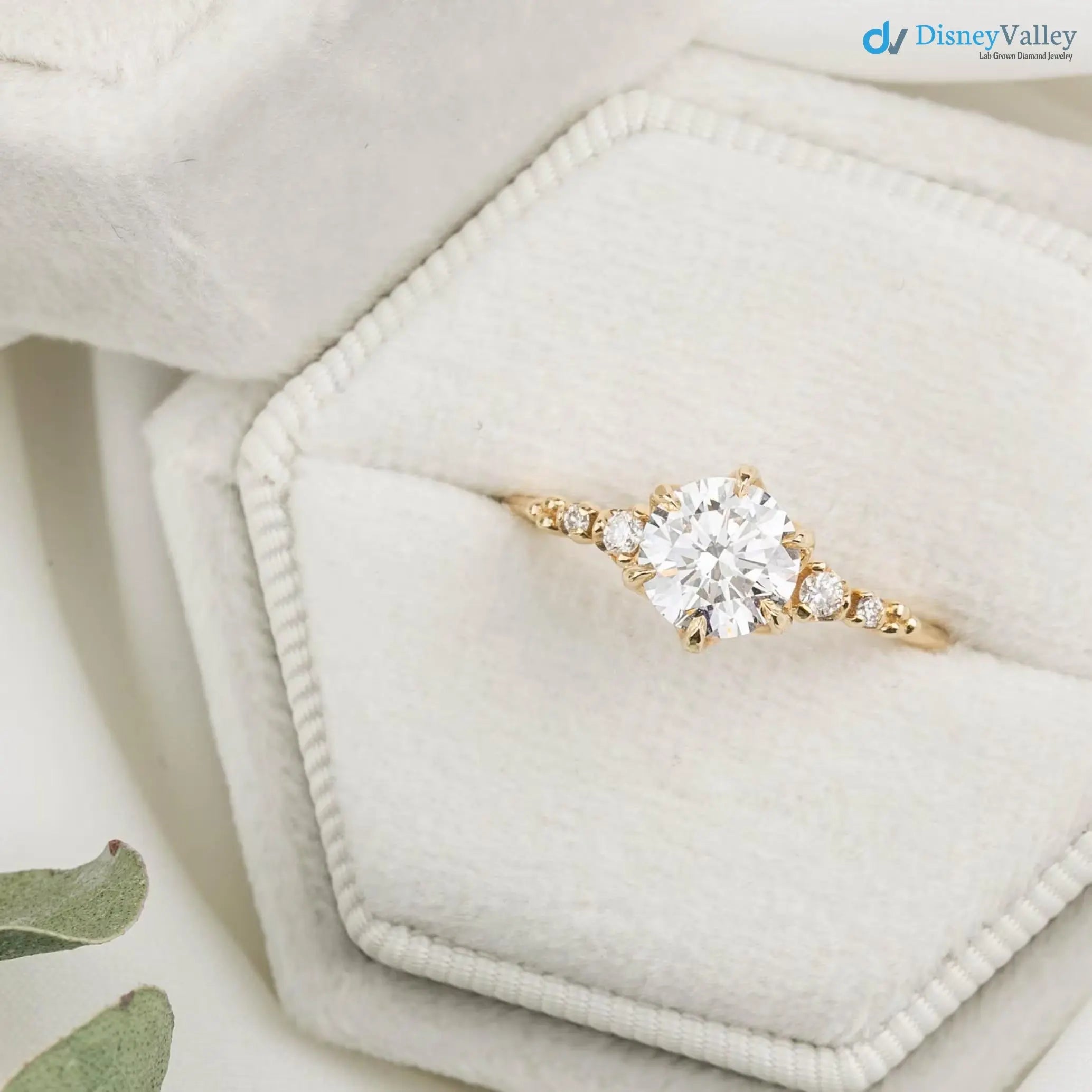 Lab Diamond Engagement Ring, Large lab-grown Diamond, Flower setting, high profile DisneyValley Hauptbild