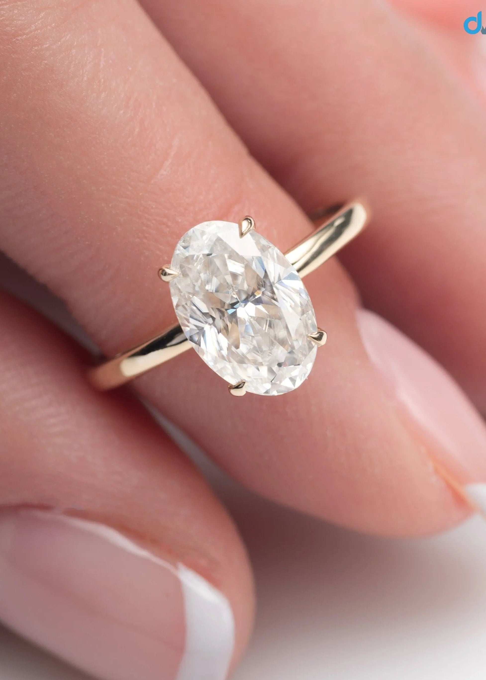 Low Profile Solitaire 2 Carat Oval Lab Grown Diamond Engagement Ring - DisneyValley Imagen principal del producto