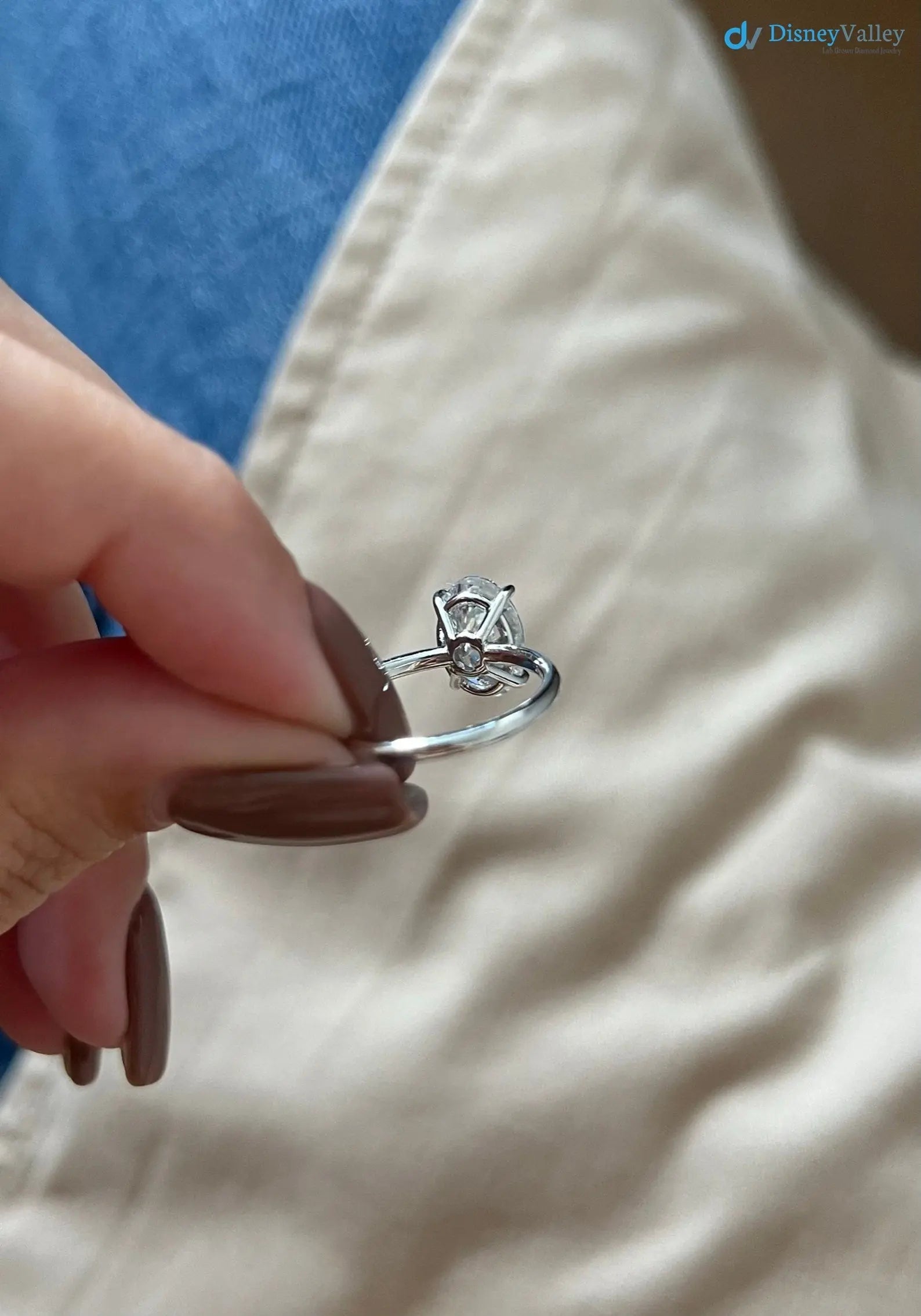 Anillo de compromiso de diamante cultivado en laboratorio ovalado de 2 quilates con solitario de perfil bajo Imagen secundaria del producto