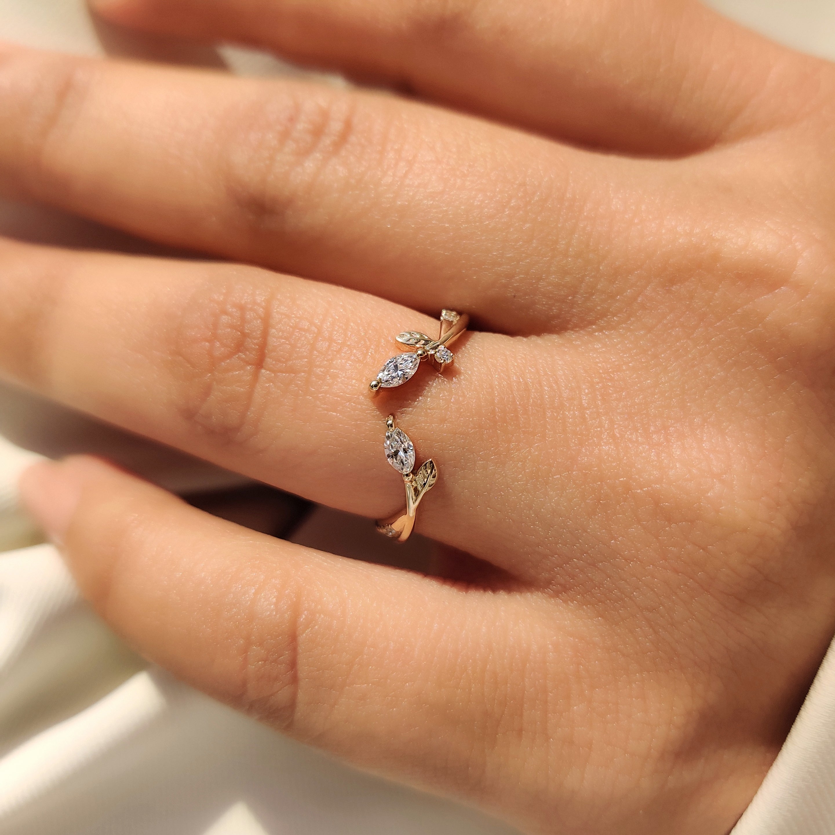 Nature Inspired Stackable Wedding Band in Open Gap Setting Zweitbild