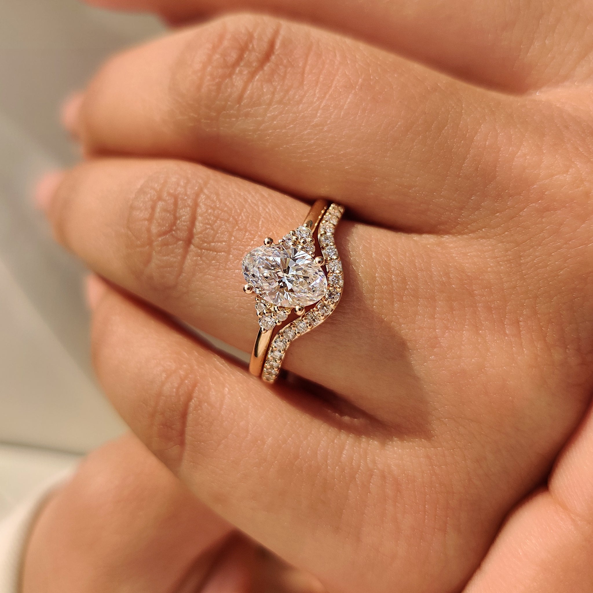 Oval Engagement Ring with Wedding Band in Half Eternity Style Imagen secundaria del producto