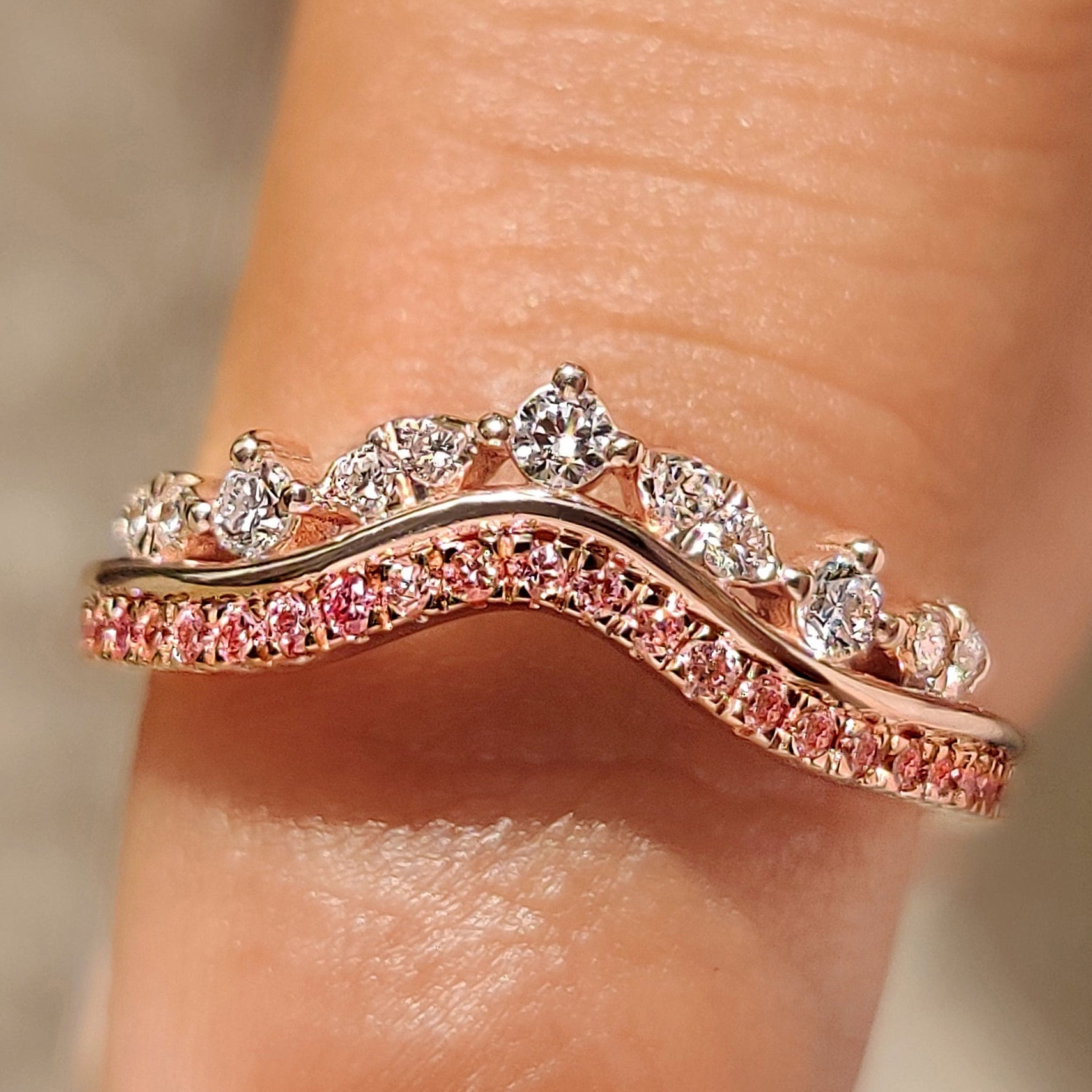 Pink Round Diamond Tiara Wedding Band In 3/4 Eternity Style Image principale du produit