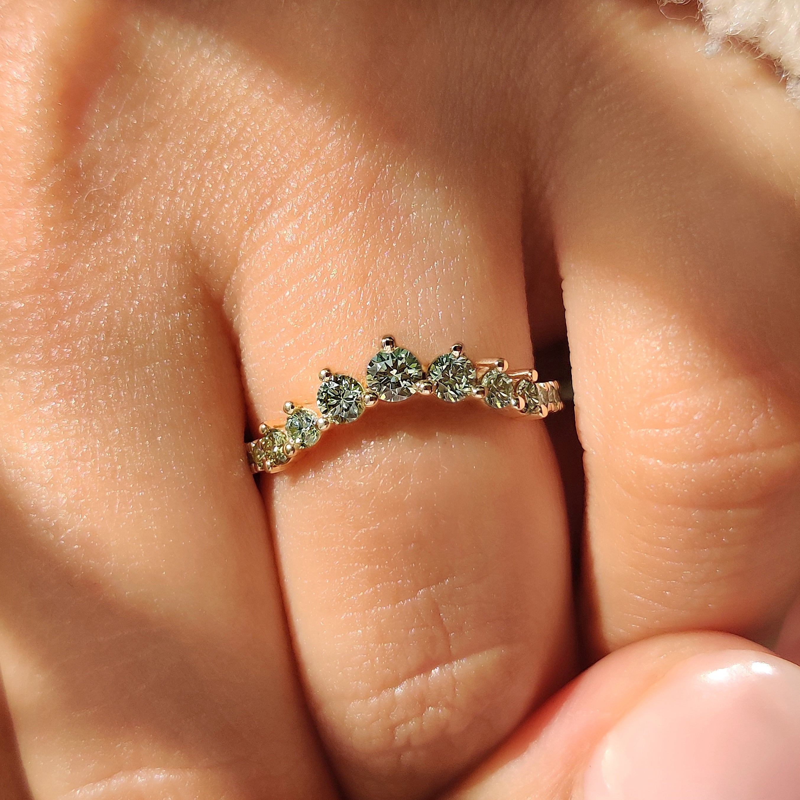Green Round Diamond Half Eternity Wedding Band in Chevron Style Imagen secundaria del producto