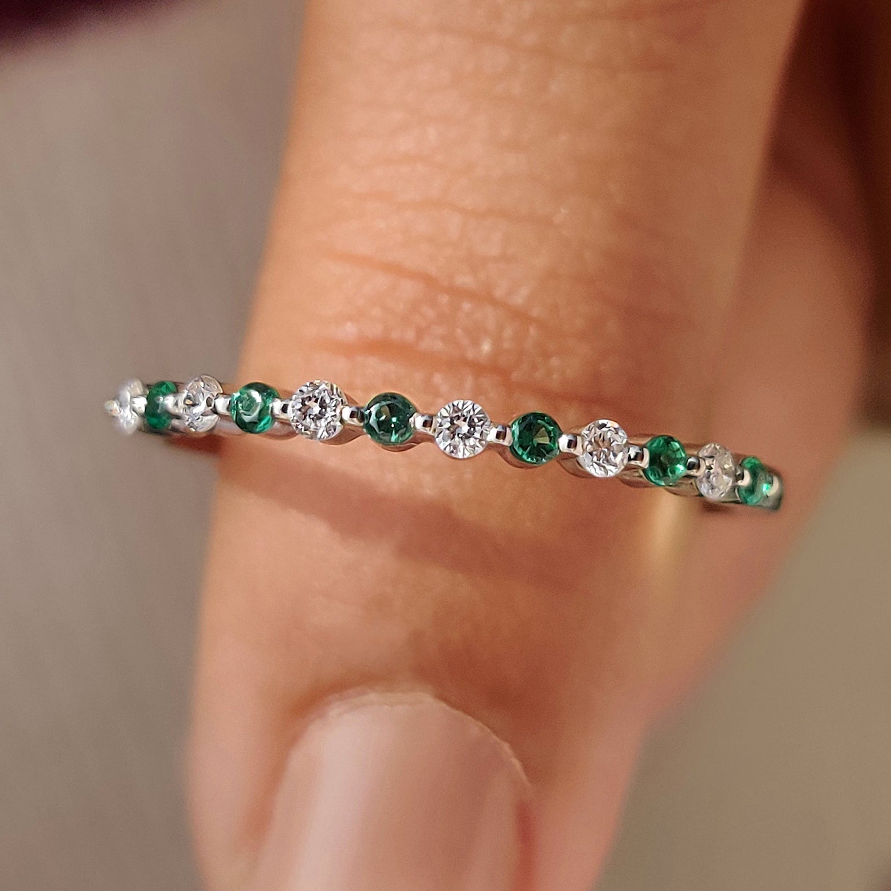 Half Eternity Band with Round Cut Diamond and Emerald Gemstone Imagen principal del producto
