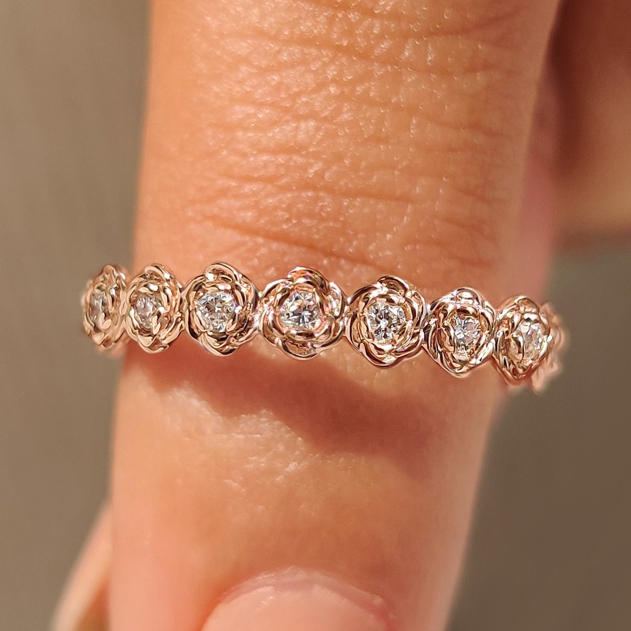 Round Diamond Nature Inspired Wedding Band in Flower Design Image principale du produit