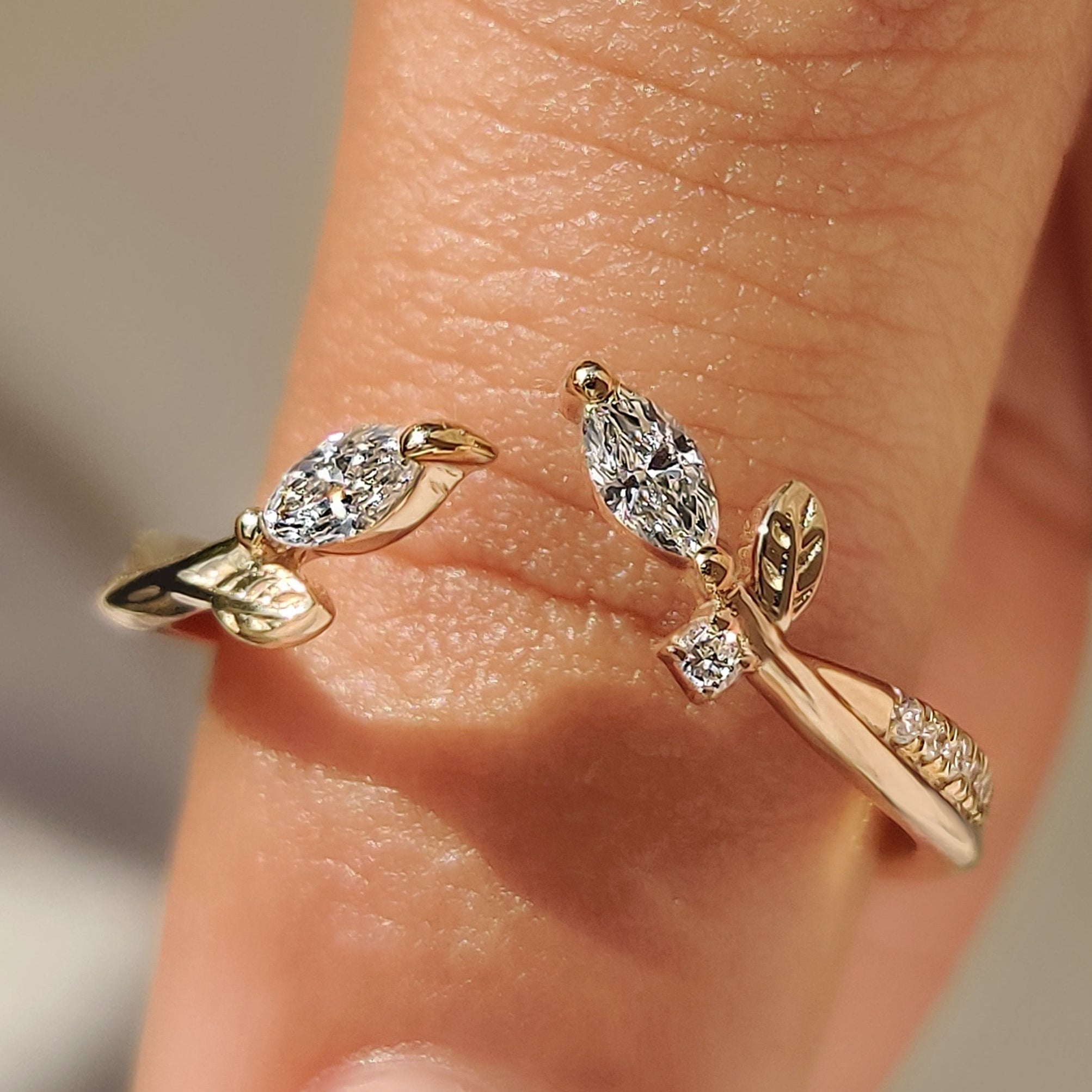 Nature Inspired Stackable Wedding Band in Open Gap Setting Hauptbild