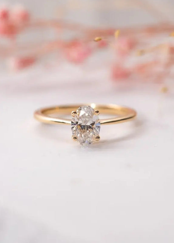 Anillo de compromiso minimalista, delgado y cultivado en laboratorio, de corte ovalado blanco Imagen secundaria del producto