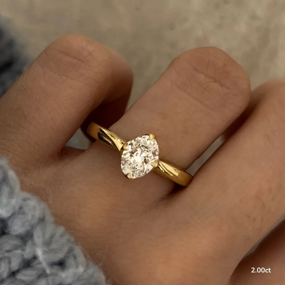 2.0 CT Oval Moissanite Solitaire Engagement Ring