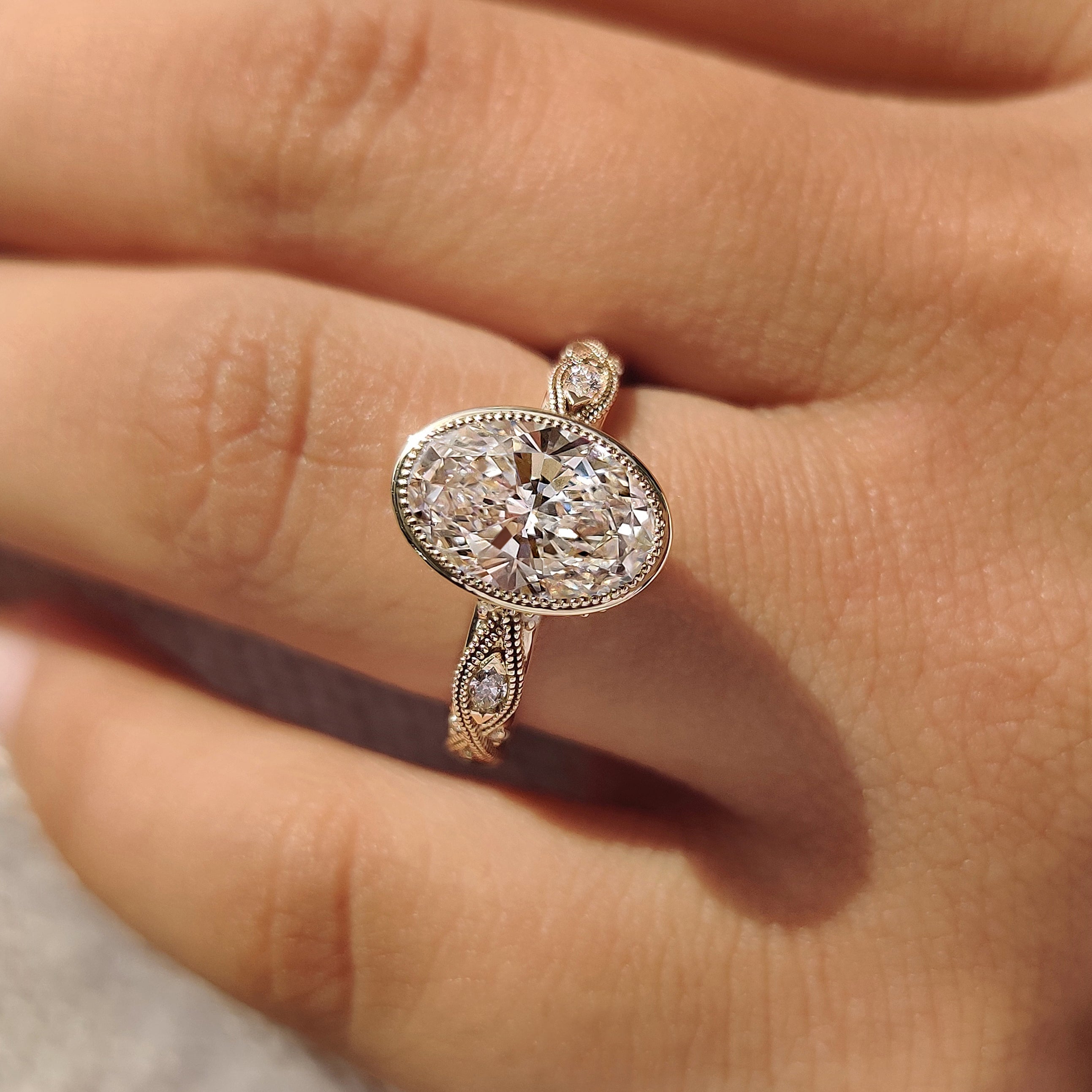 Oval Bezel Engagement Ring with Milgrain Imagen secundaria del producto