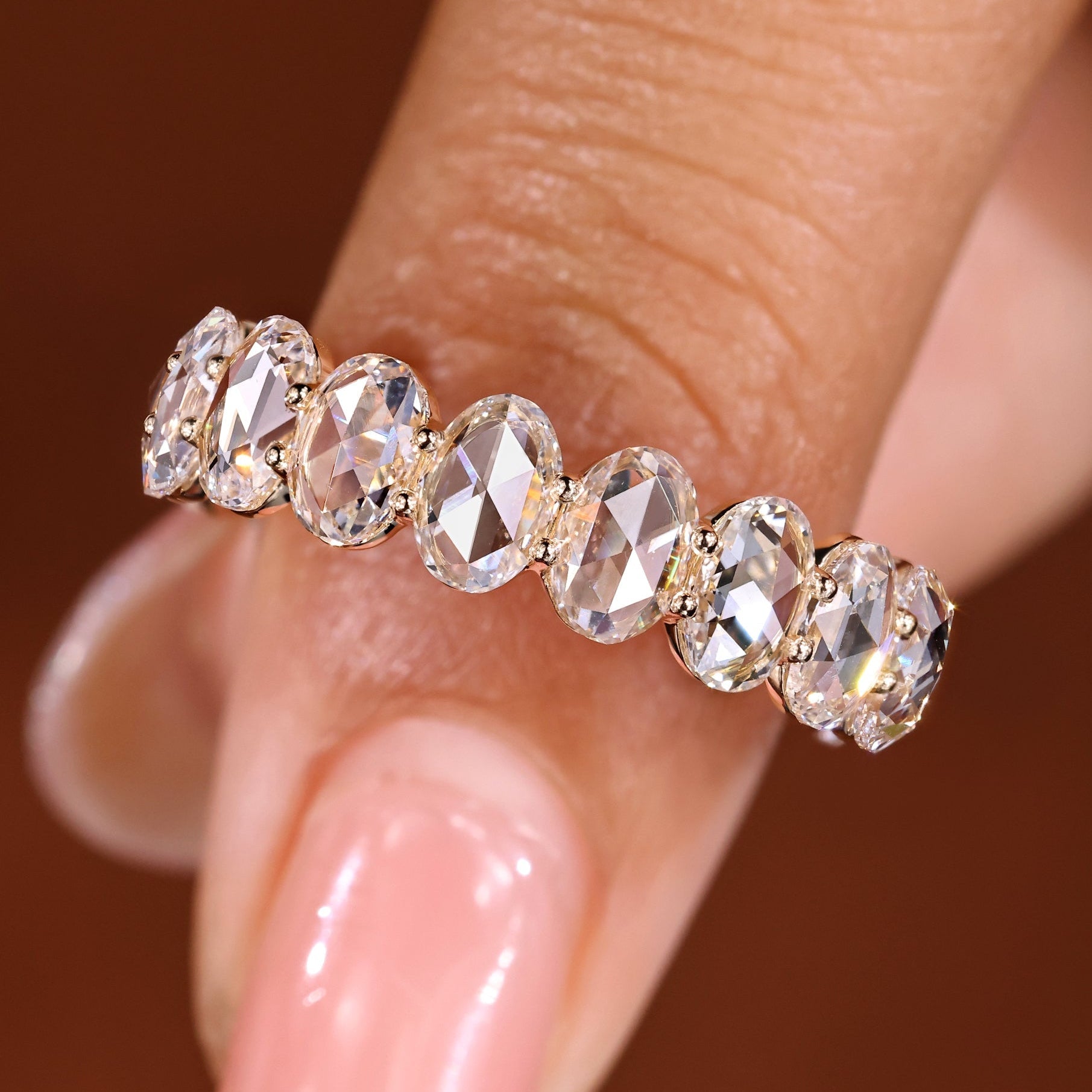 Oval Rose Cut Diamond Eternity Band with Shared Prong Image principale du produit