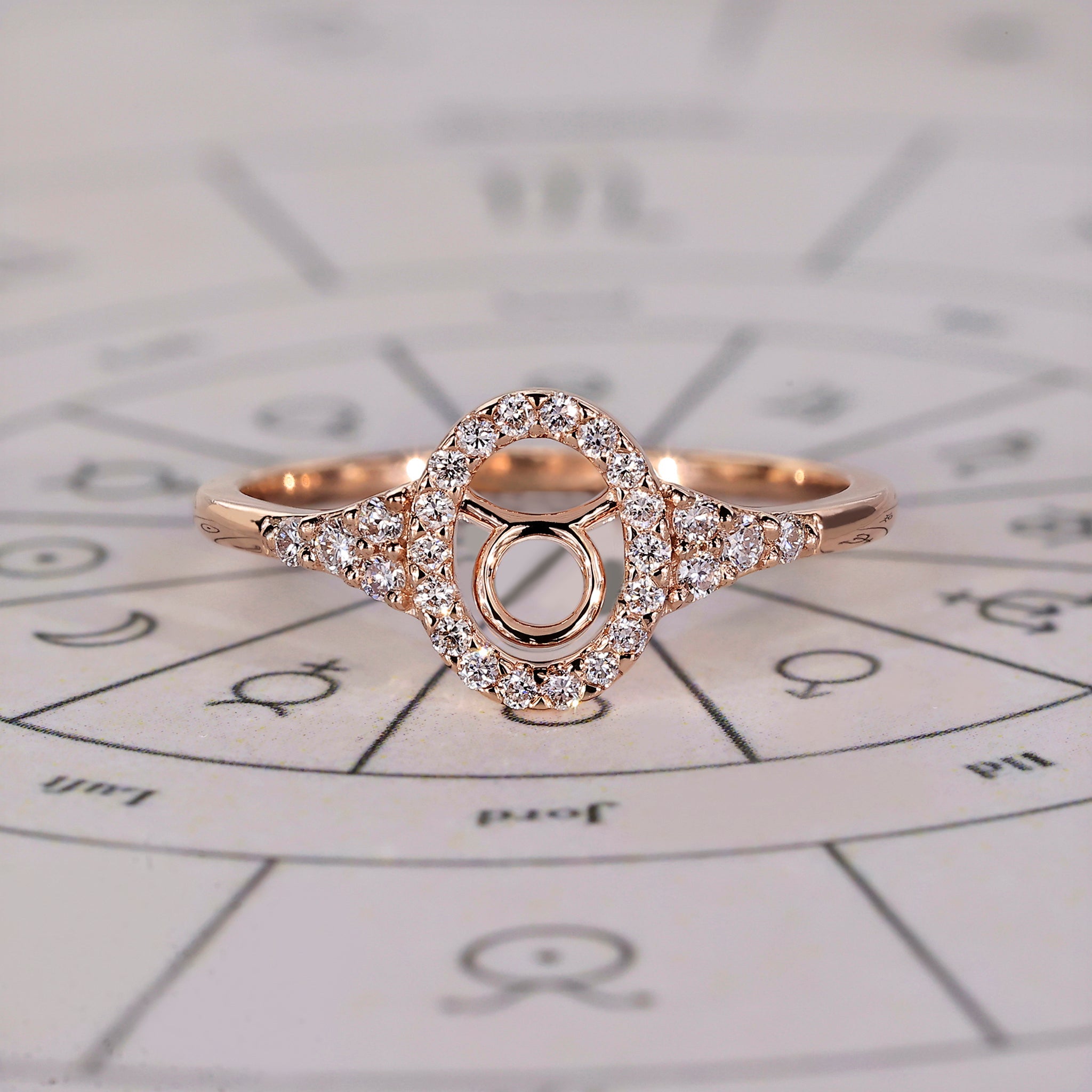 Rose Gold Taurus Ring With Halo Design Image secondaire du produit
