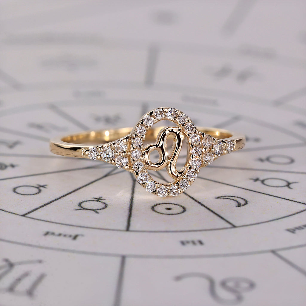 Leo Ring With Round Cut Side Stone