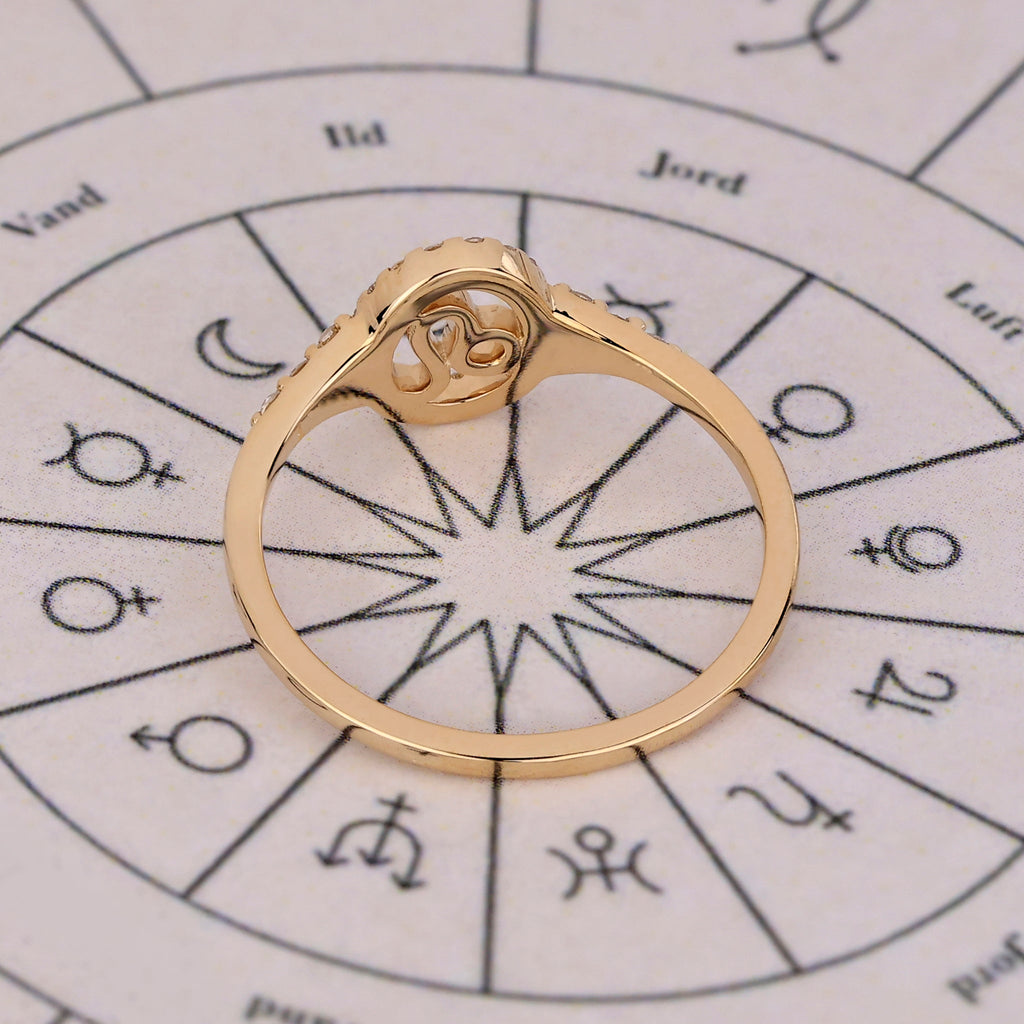 Leo Ring With Round Cut Side Stone