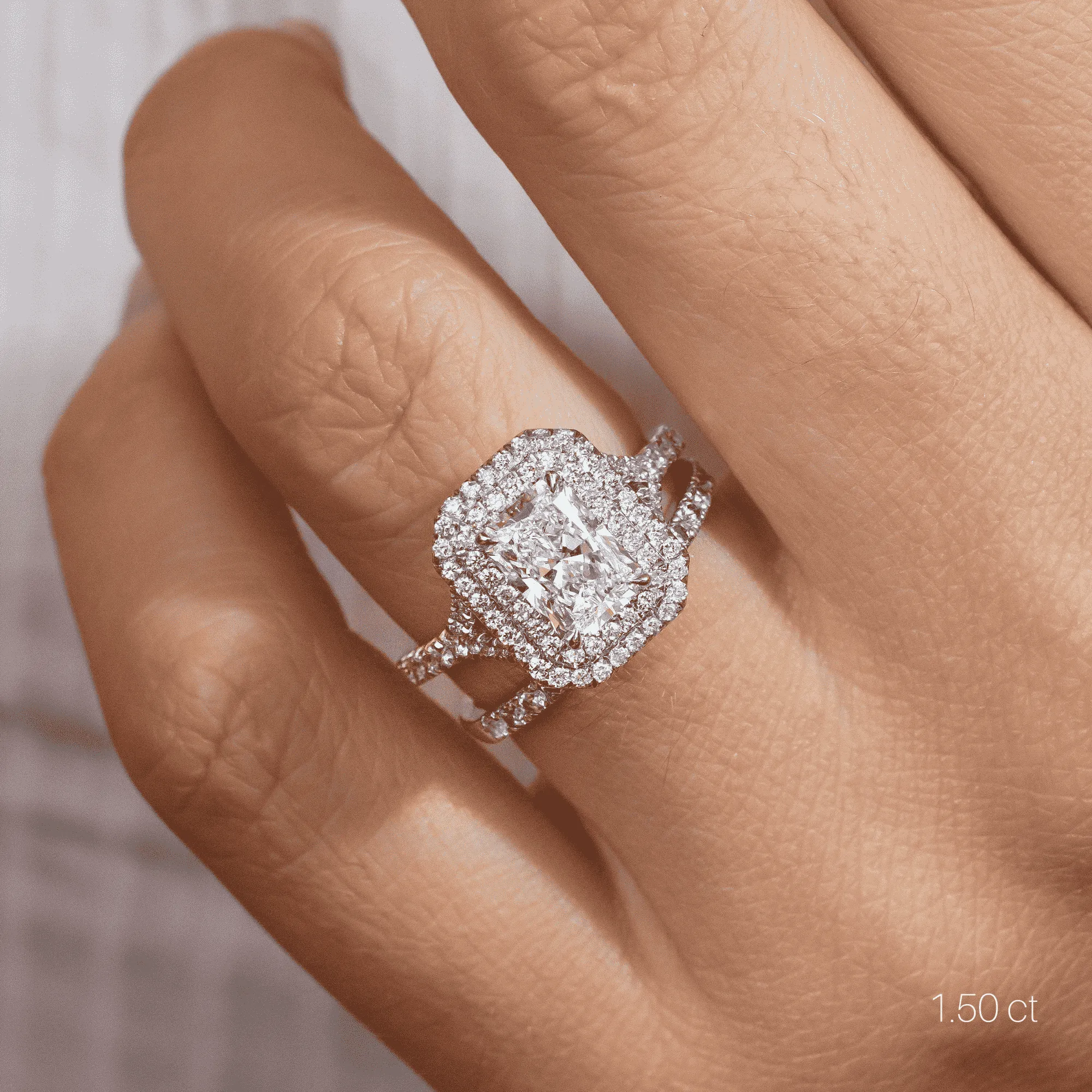 1.50 CT Radiant Cut Moissanite Halo & Pave Style Engagement Ring Zweitbild