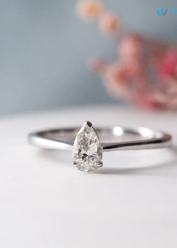 Pear cut 2.5 caret lab grown single stone slim engagement ring - DisneyValley Image principale du produit