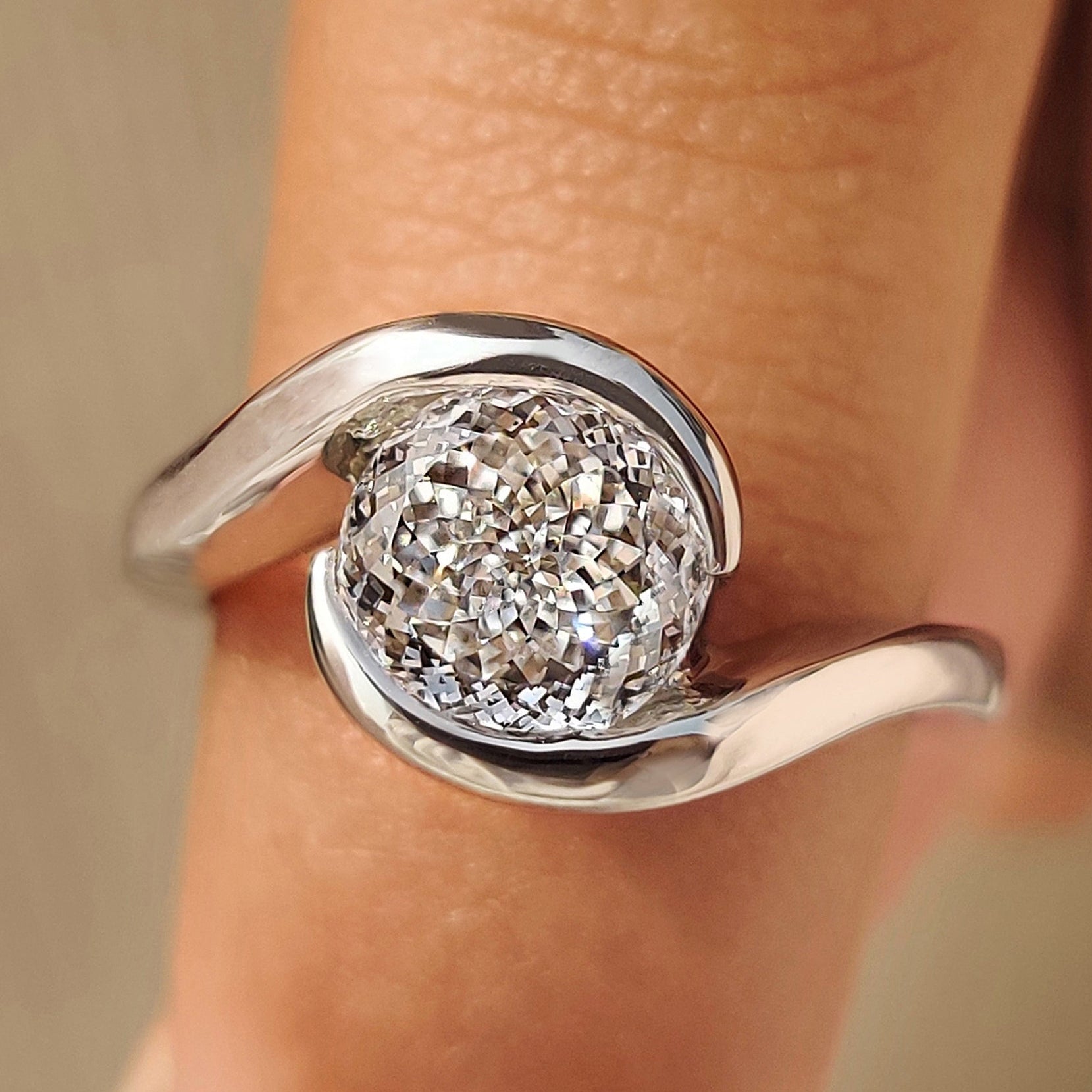 Solitaire Portuguese Cut Diamond Ring in Half Bezel Imagen principal del producto