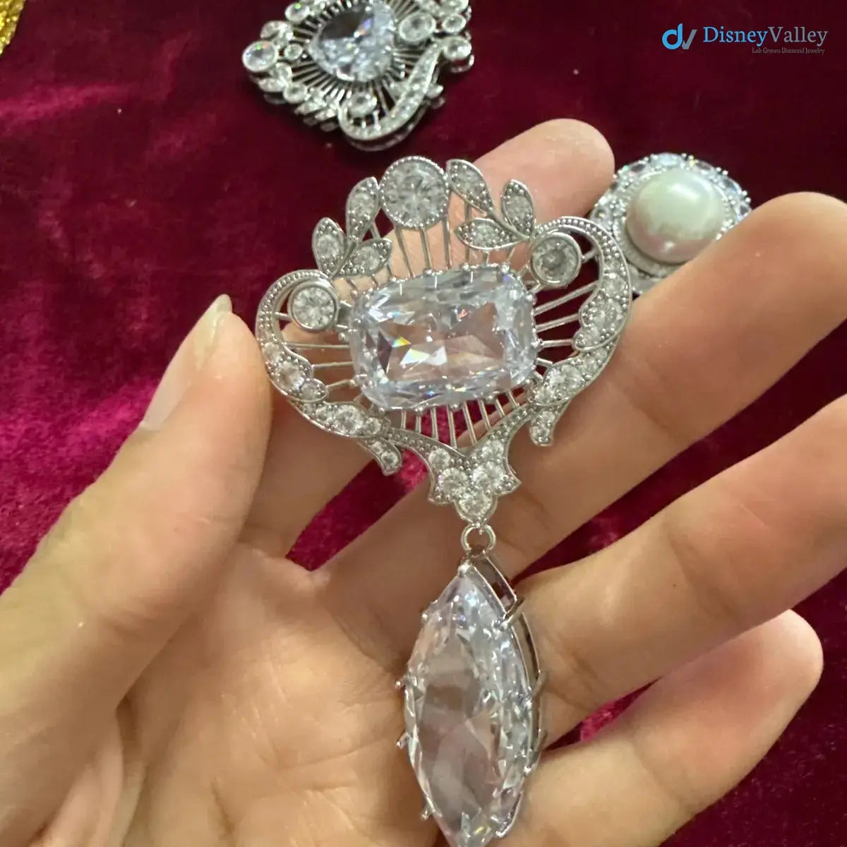Queen Elizabeth’s EXCLUSIVE Cullinan VI and VIII Brooch Large diamond DisneyValley