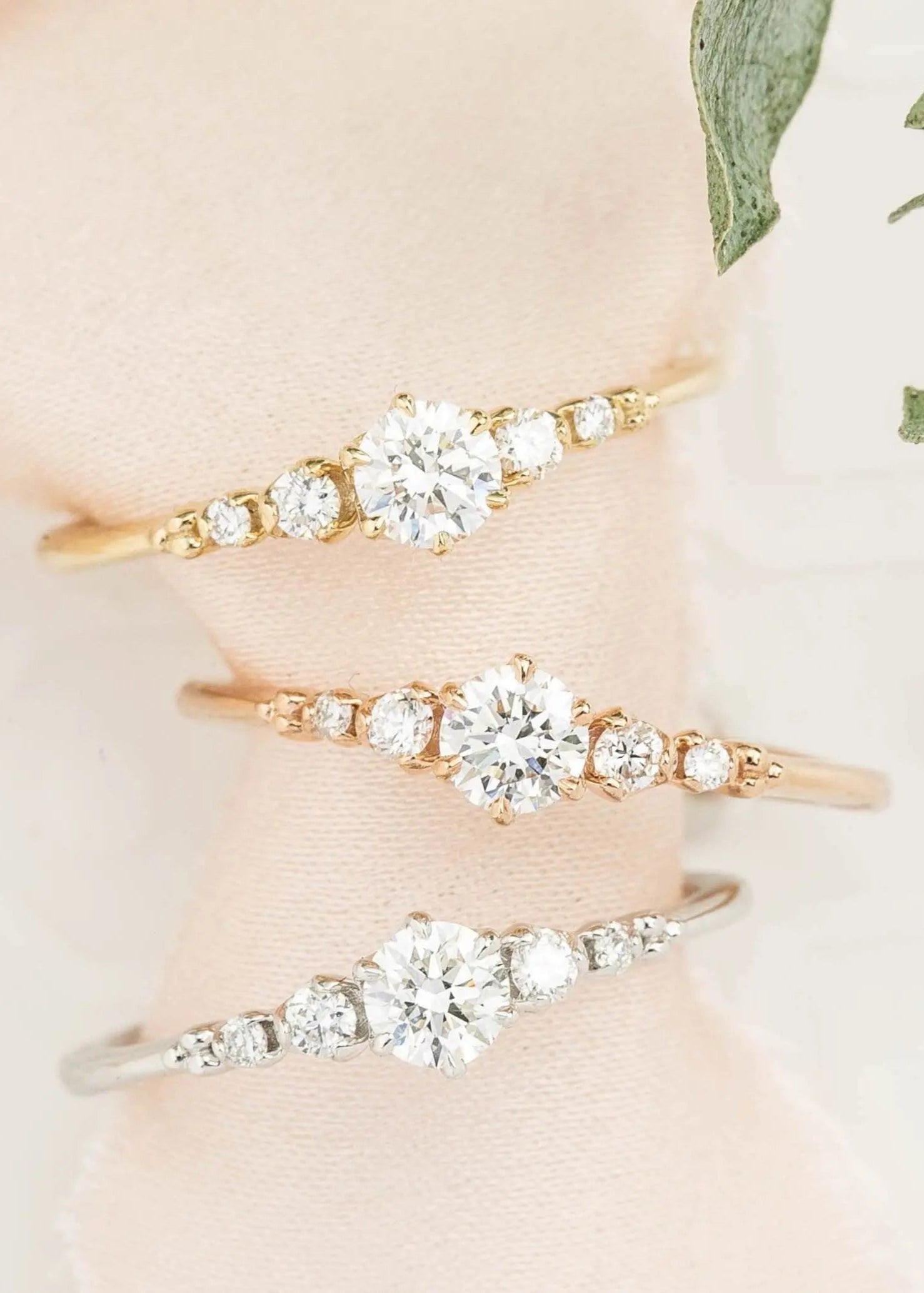 Round Brilliant Cut lab grown Diamond Dainty engagement ring - DisneyValley Hauptbild