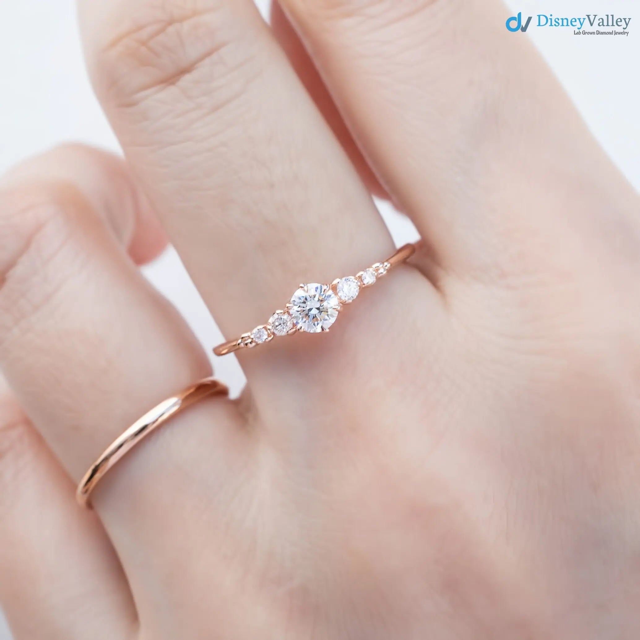 Zierlicher Verlobungsring mit rundem Brillantschliff und im Labor gezüchtetem Diamanten Zweitbild