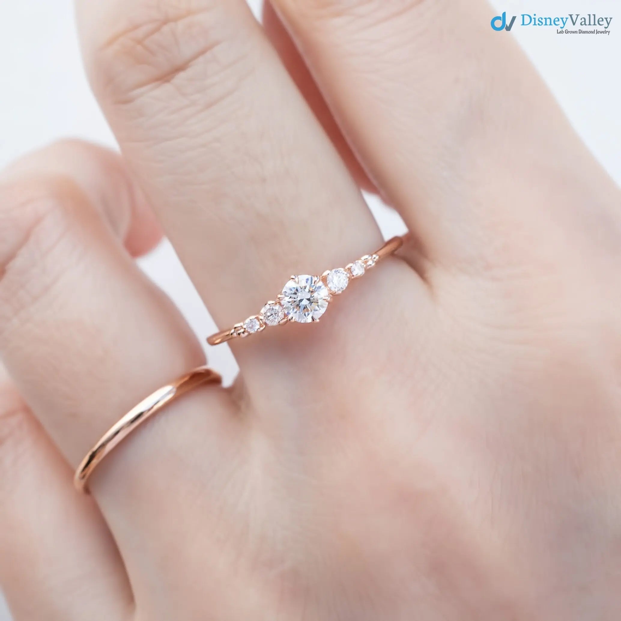 Zierlicher Verlobungsring mit rundem Brillantschliff und im Labor gezüchtetem Diamanten Zweitbild